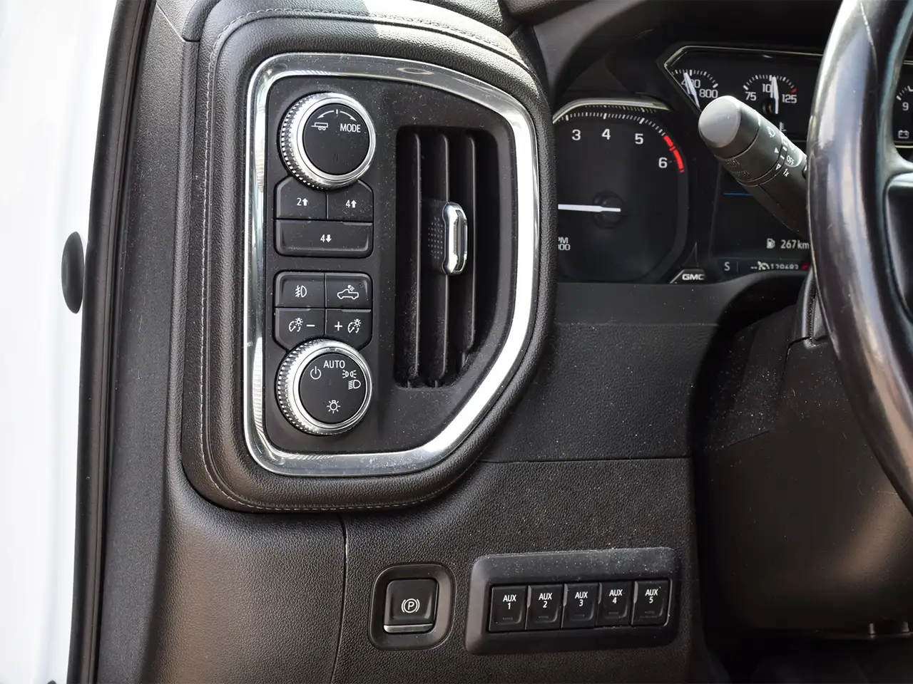 GMC Sierra 3500HD снимка GMC Sierra 3500HD