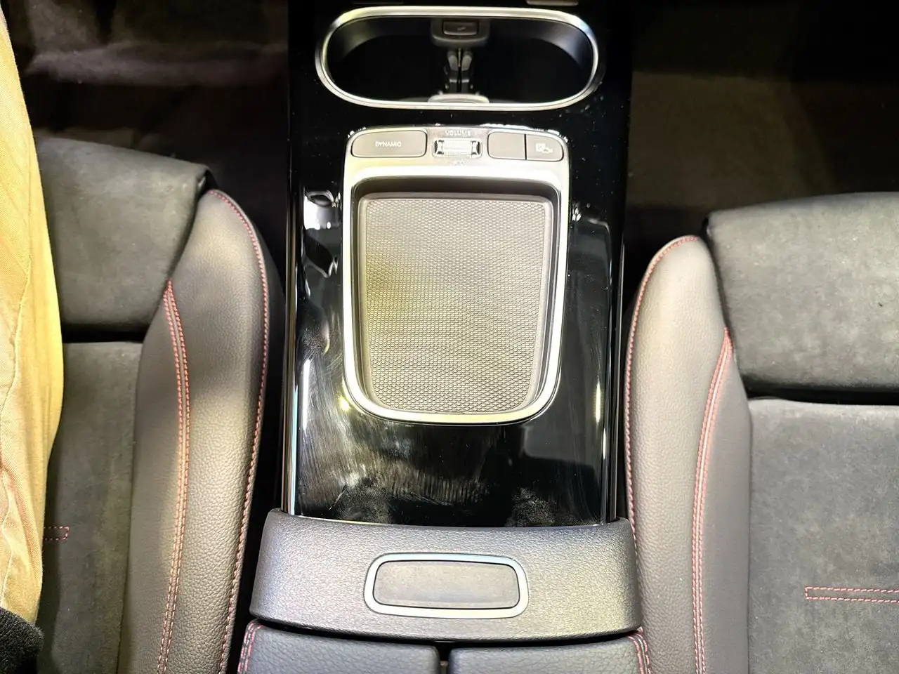 Mercedes-Benz CLA снимка Mercedes-Benz CLA