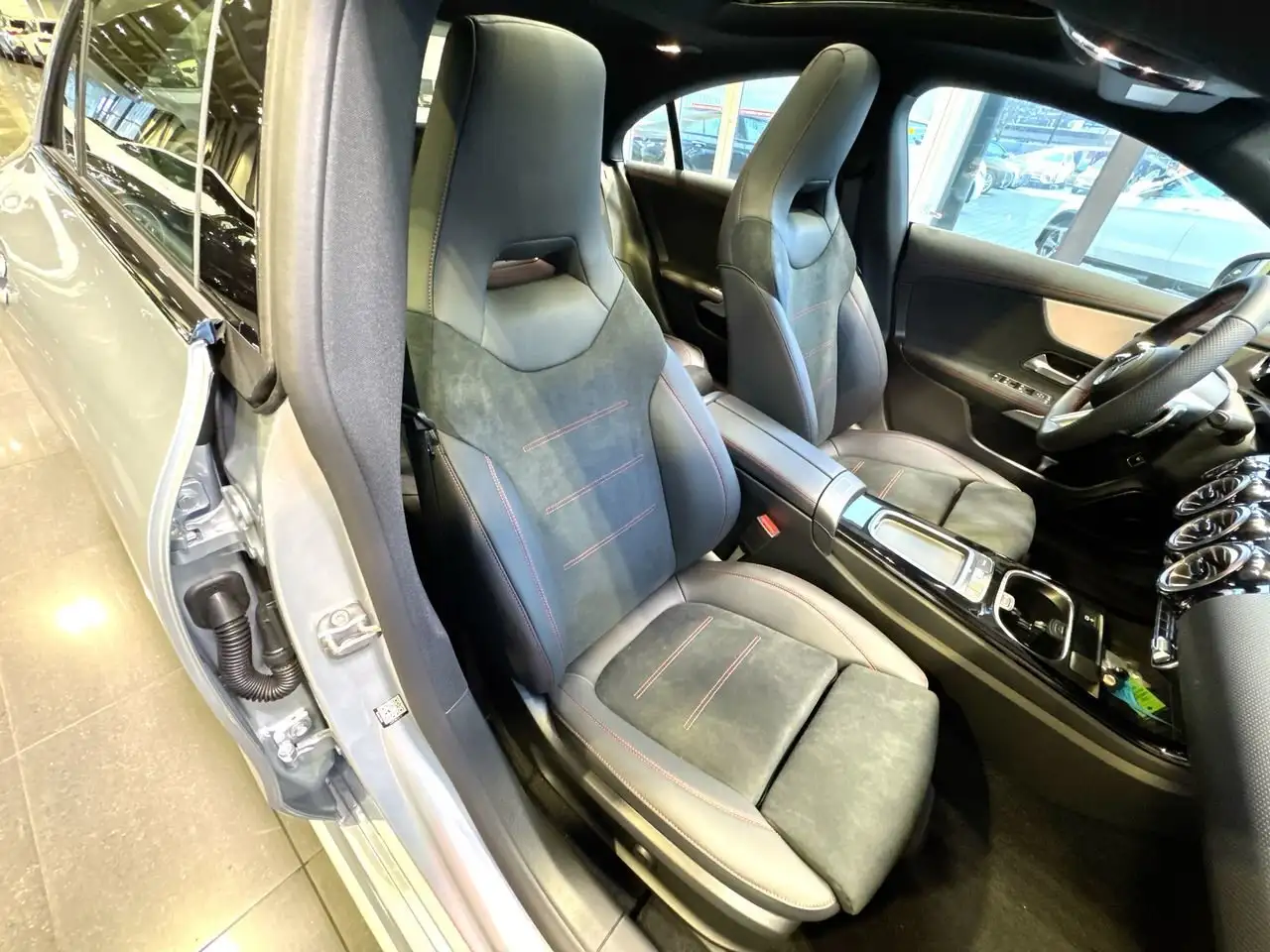 Mercedes-Benz CLA снимка Mercedes-Benz CLA