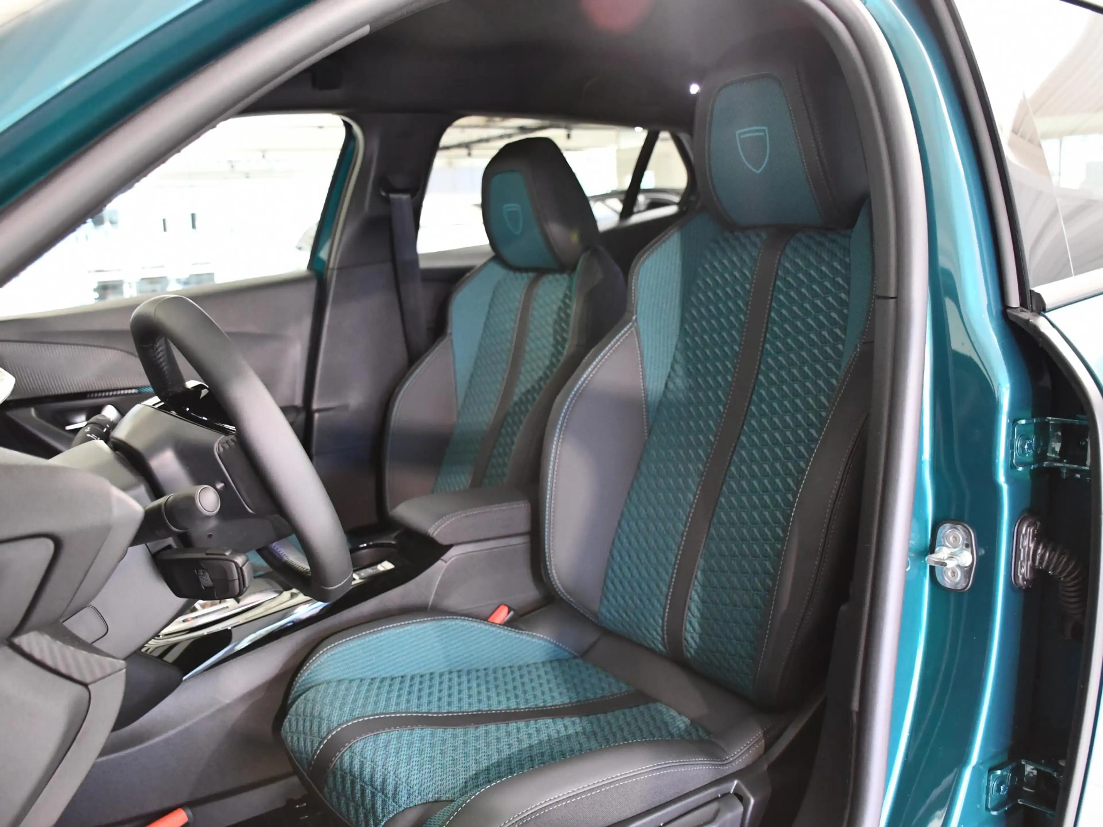 Peugeot 2008 1.2 Hybrid 110 Allure Leverbaar per januari 2027 — photo 6