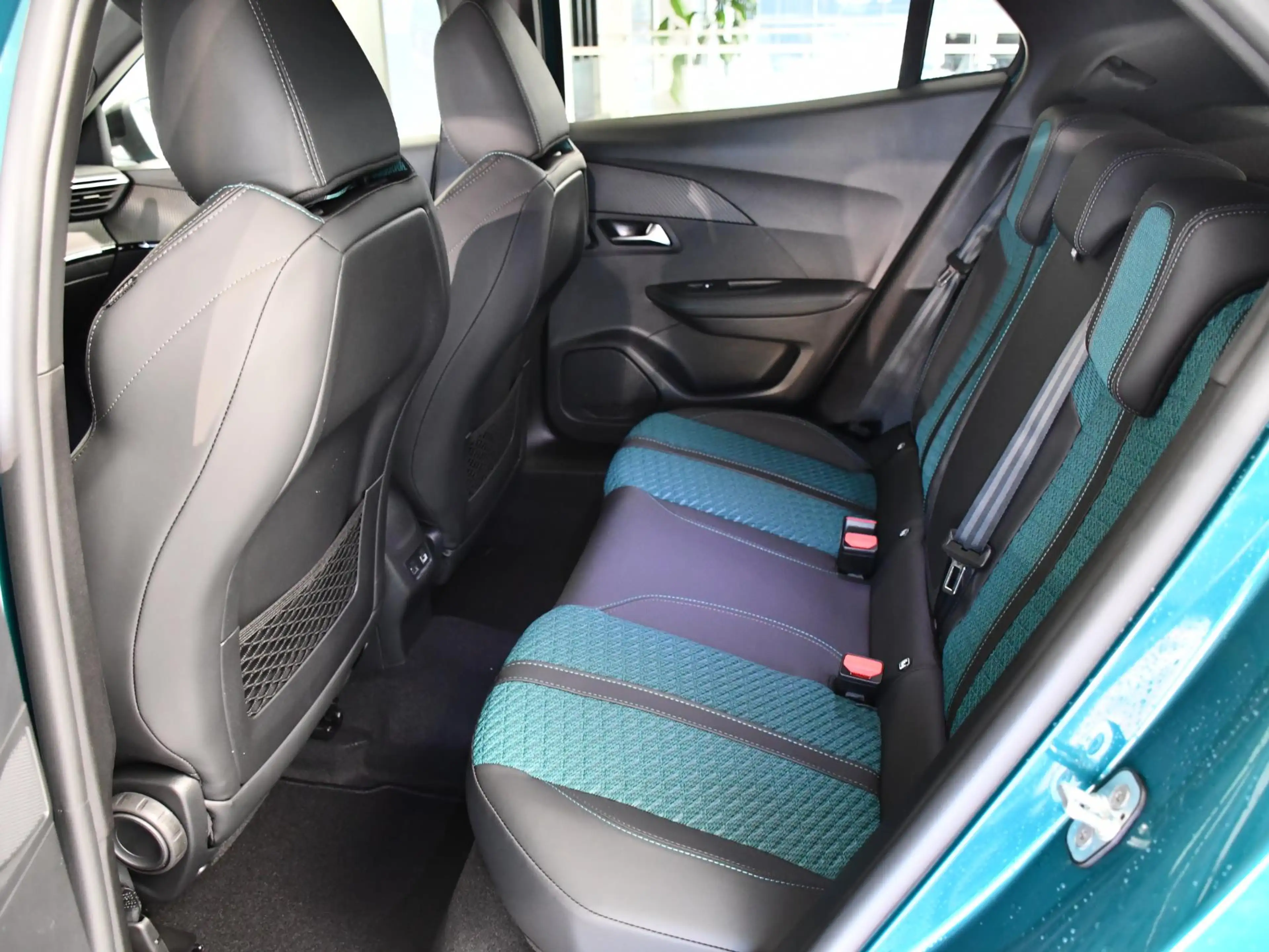 Peugeot 2008 1.2 Hybrid 110 Allure Leverbaar per januari 2027 — photo 12