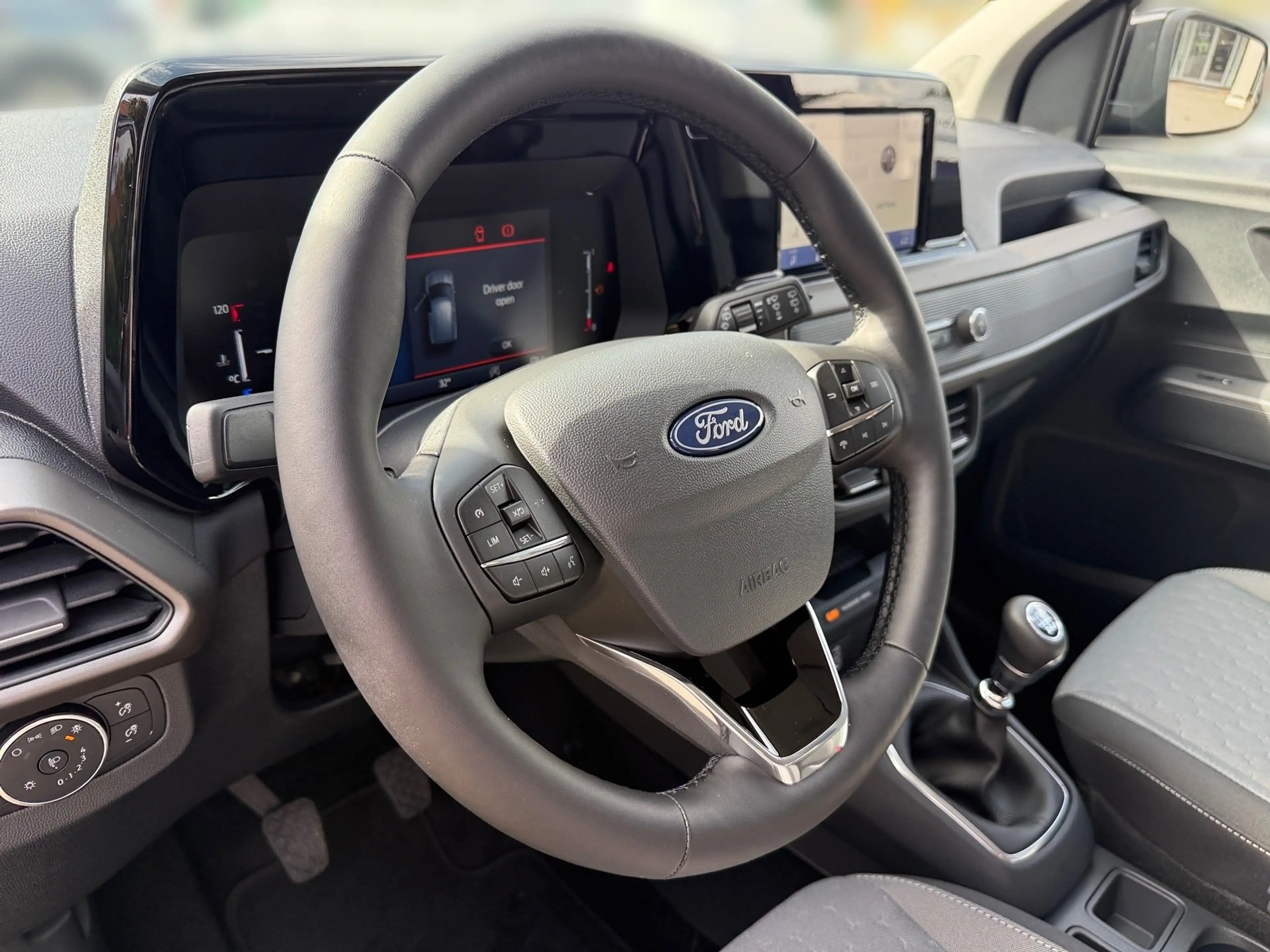 Ford Tourneo Courier Titanium — photo 12