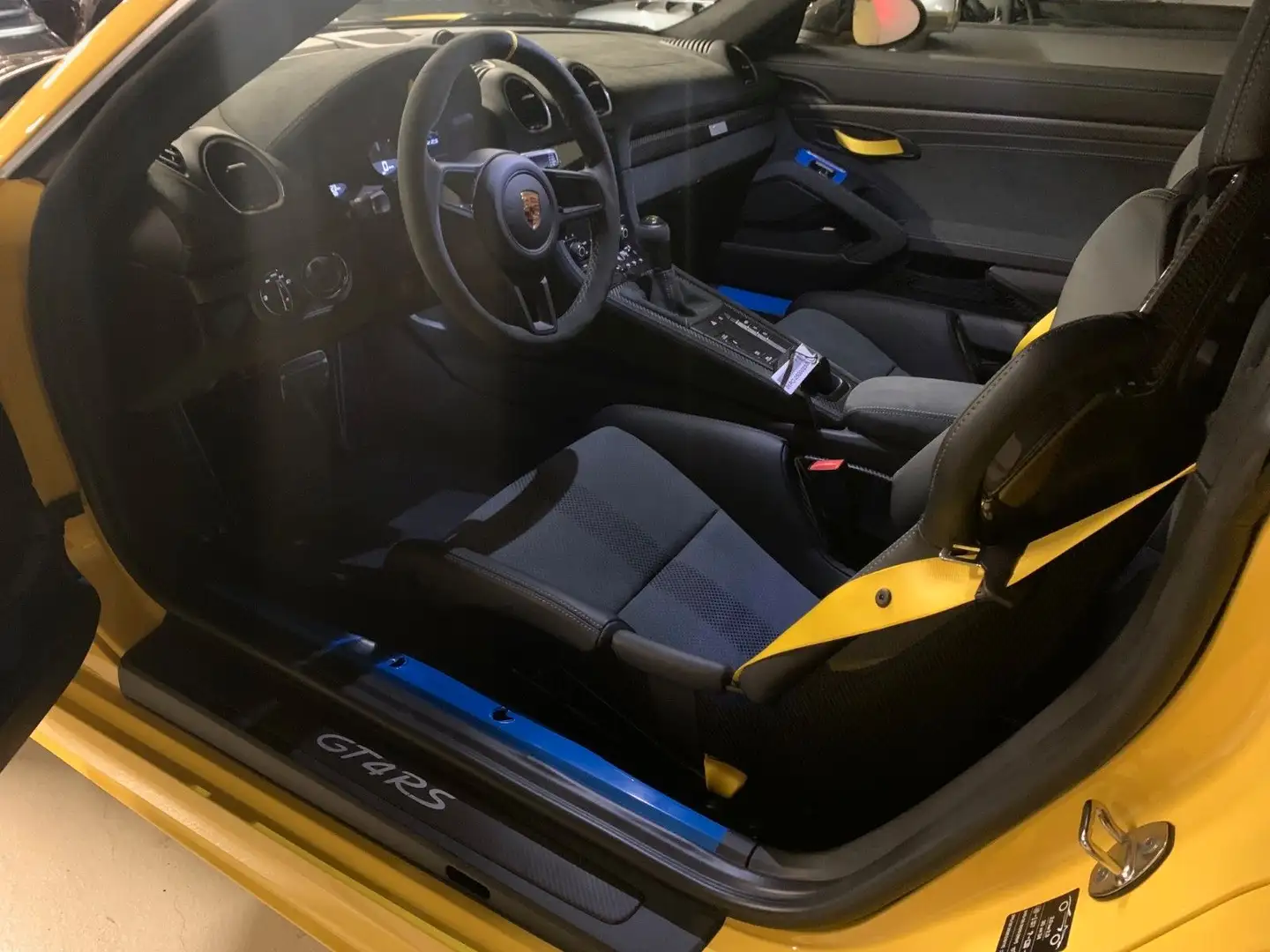 Porsche Cayman 718 Cayman GT4 RS/gelb-sw/Weissach/Lift/20 Žlutá - 2
