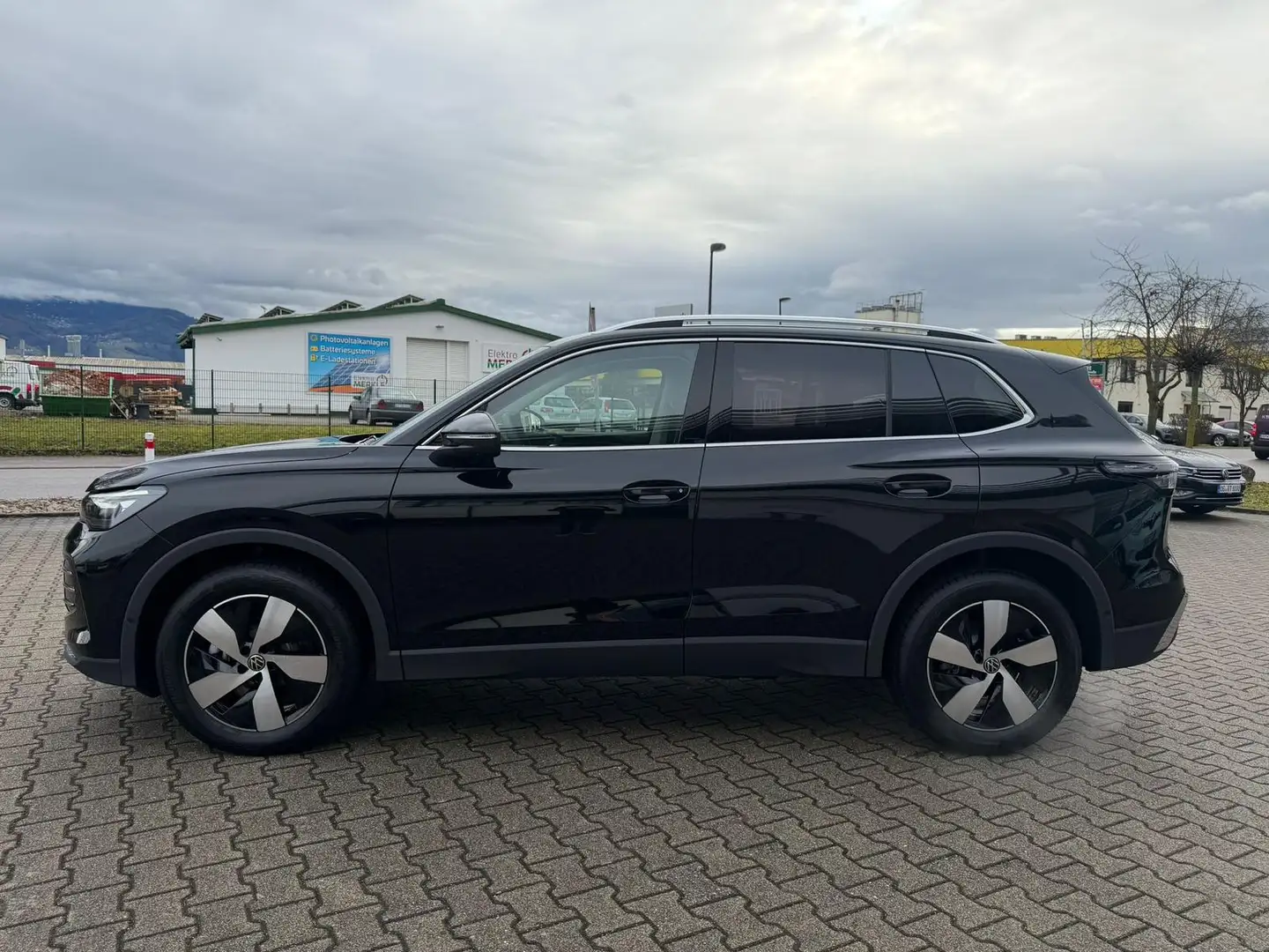 Volkswagen Tiguan 2.0 TDI DSG Elegance *Navi*Matrix*AHK*ACC Schwarz - 2