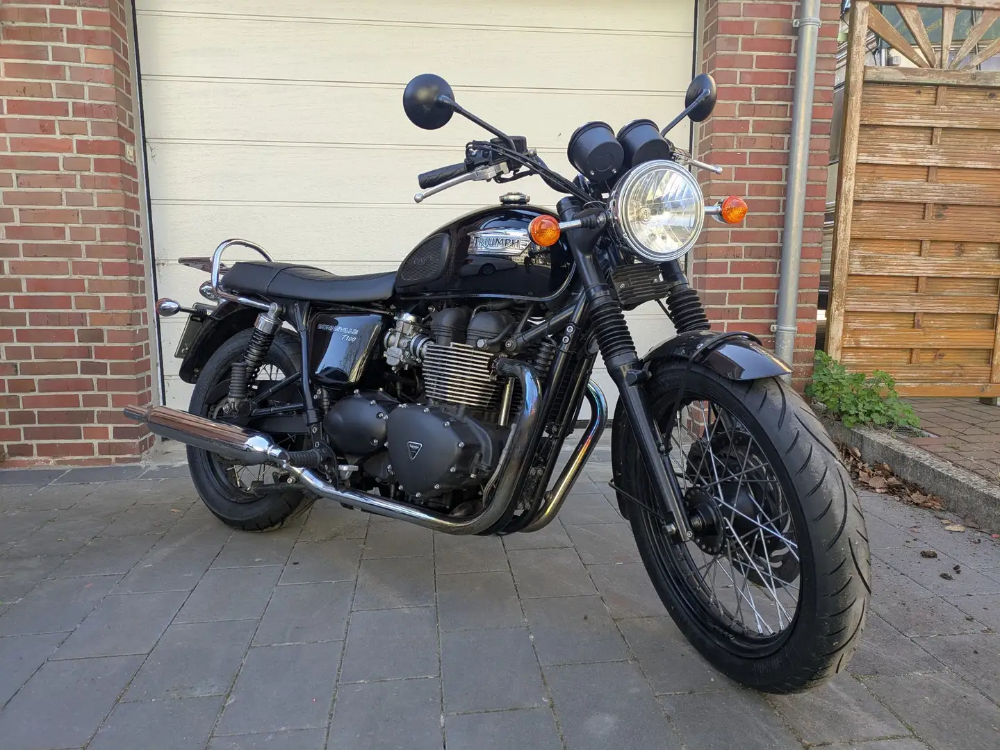 Triumph Bonneville T100 Negro - 1