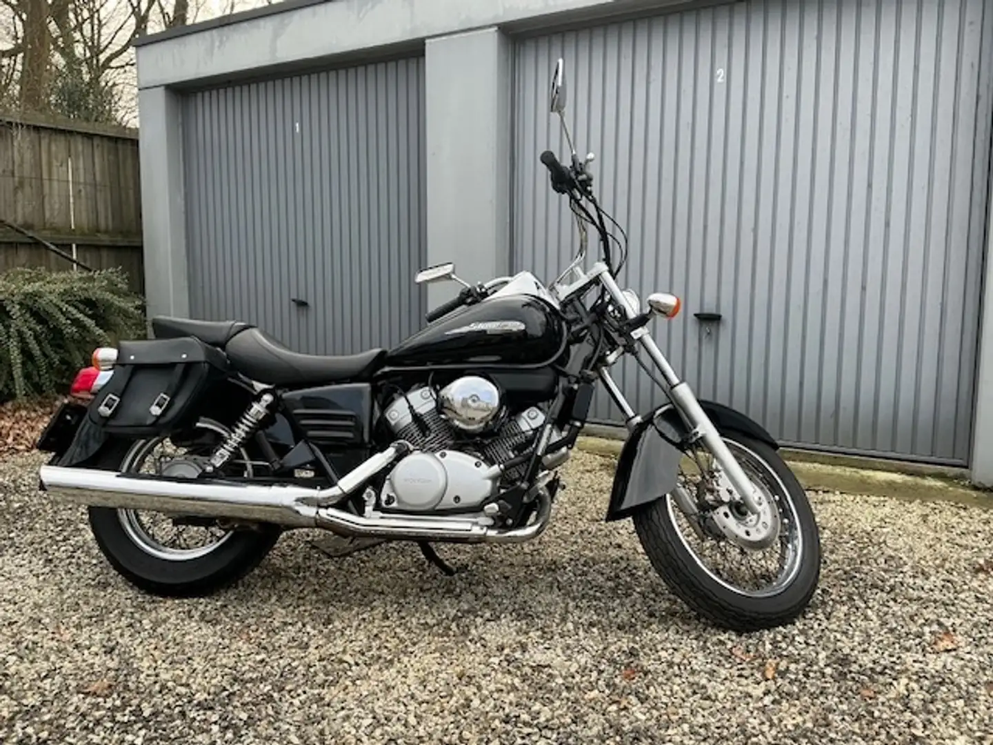 Honda Shadow 125 Schwarz - 1