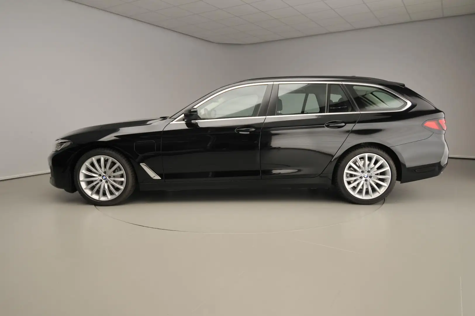 BMW 530 5 Serie Touring 530e | LED | Leder | Navigatie | C Black - 2
