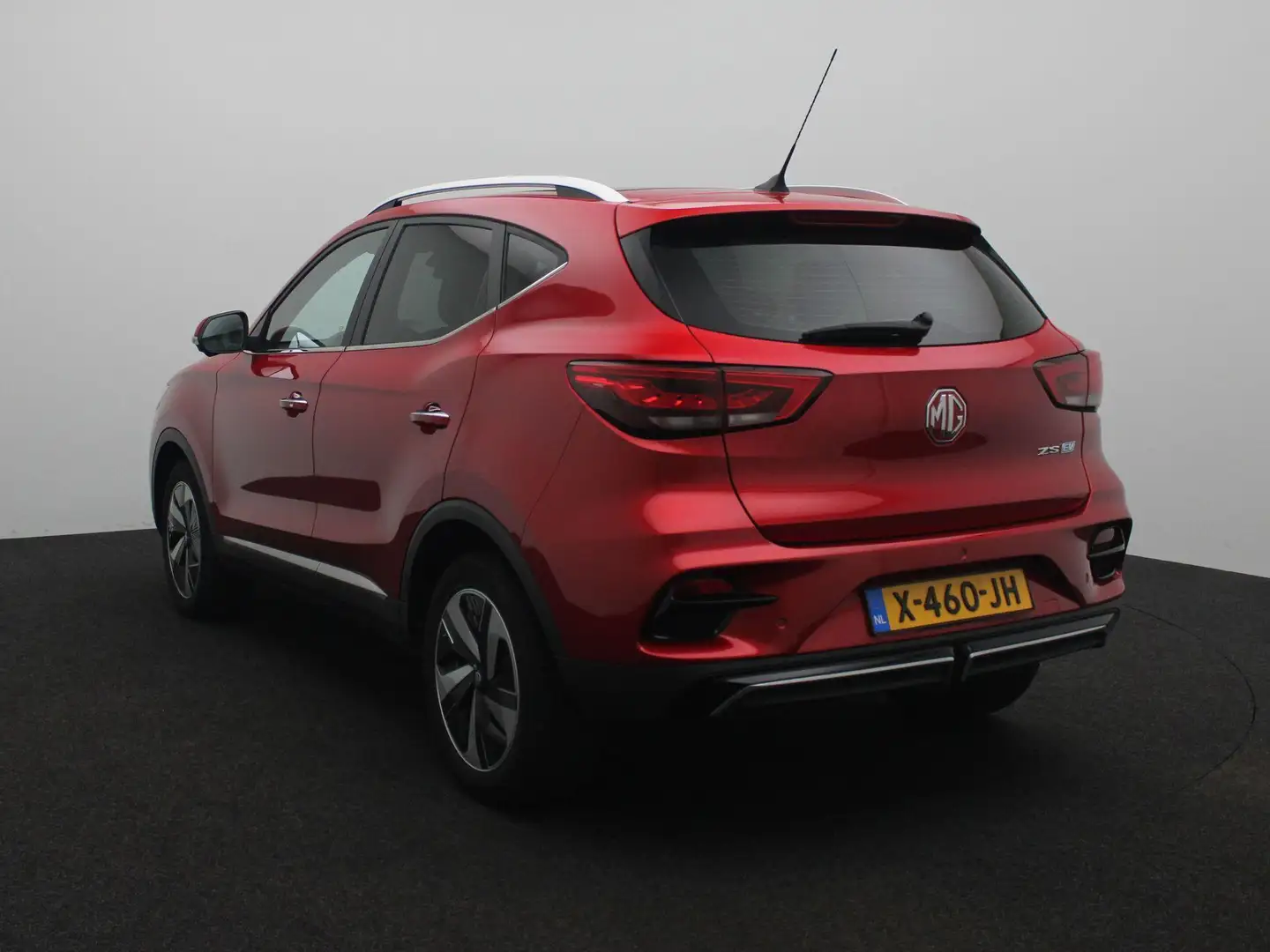 MG ZS EV Long Range Luxury 70 kWh | Navigatie | Panorama Rood - 2
