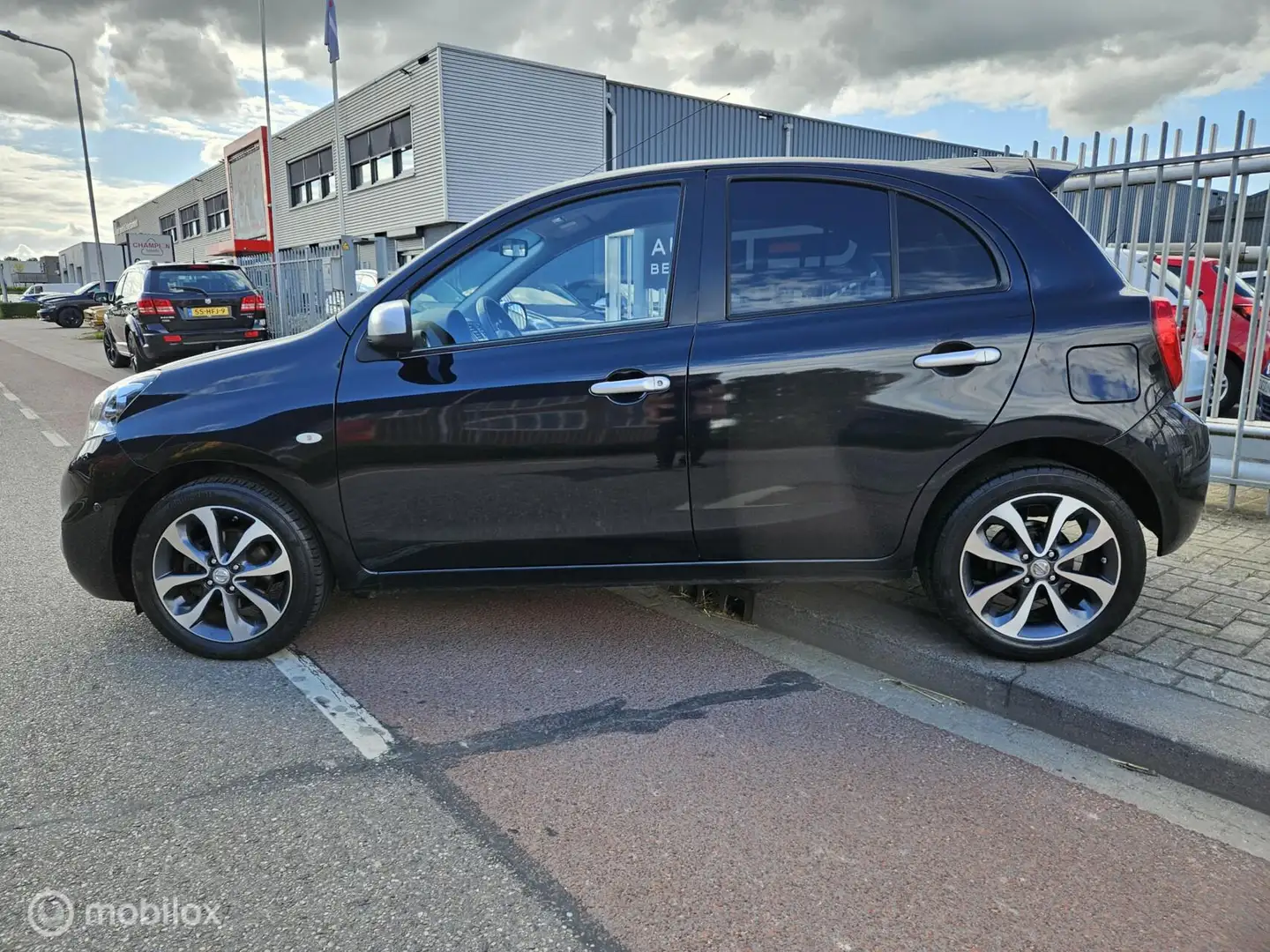 Nissan Micra 1.2 Connect Edition N-TEC Automaat Zwart - 2