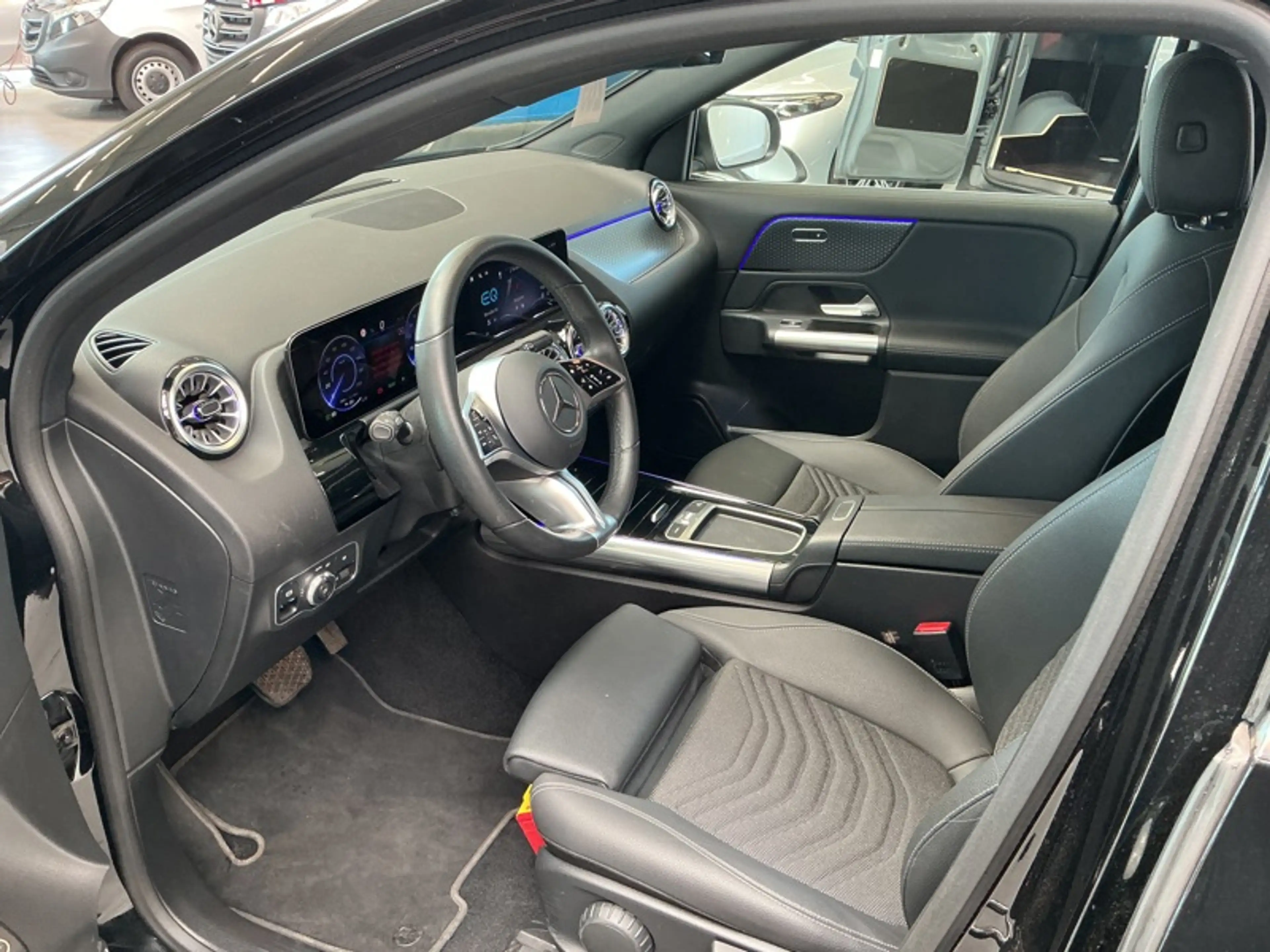 Mercedes-Benz EQA 250 + Luxury Line — photo 9