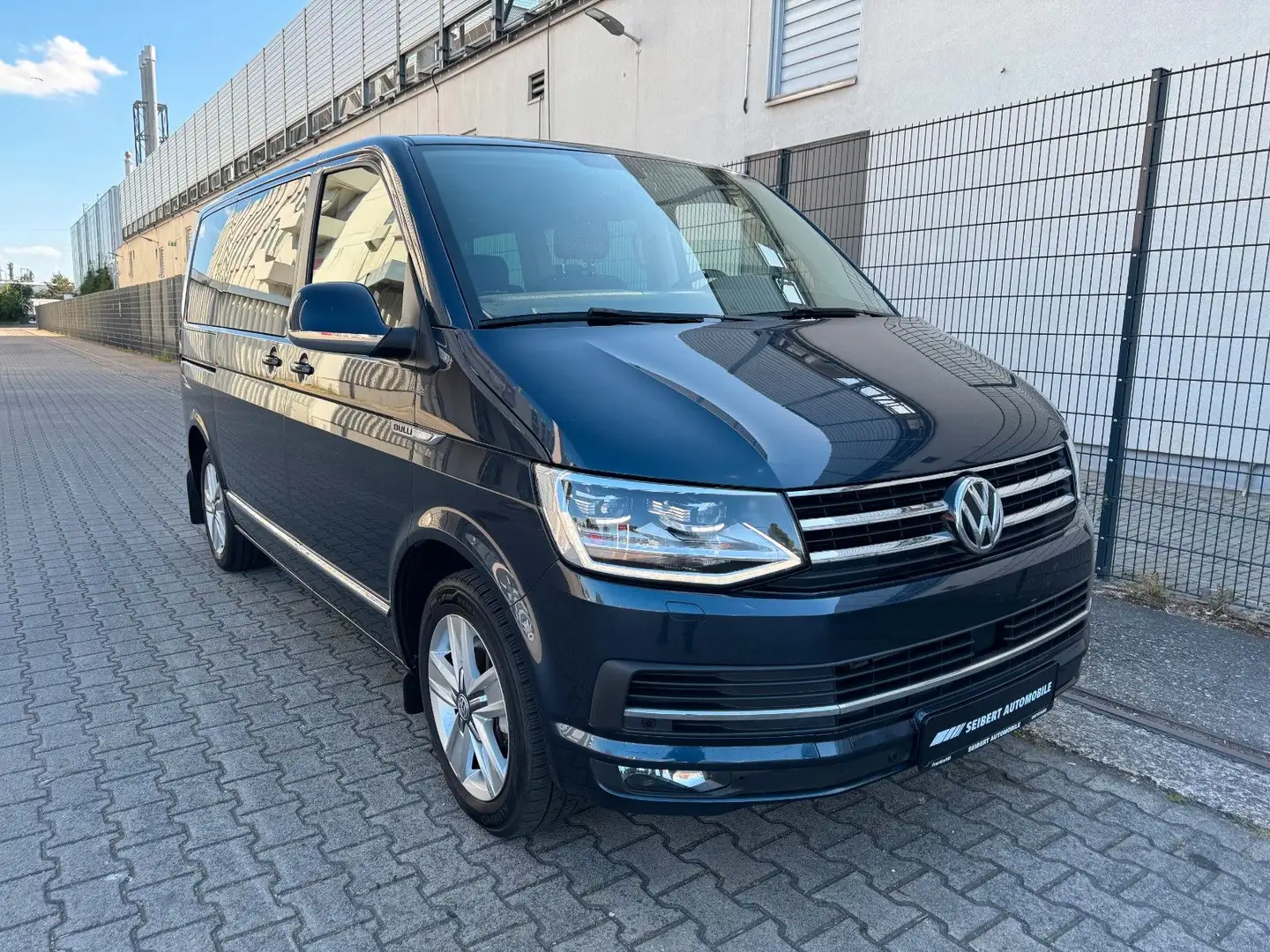 Volkswagen T6 Multivan 70 Jahre Bulli ACC/LED/RFK/AHK/STHEI Azul - 1