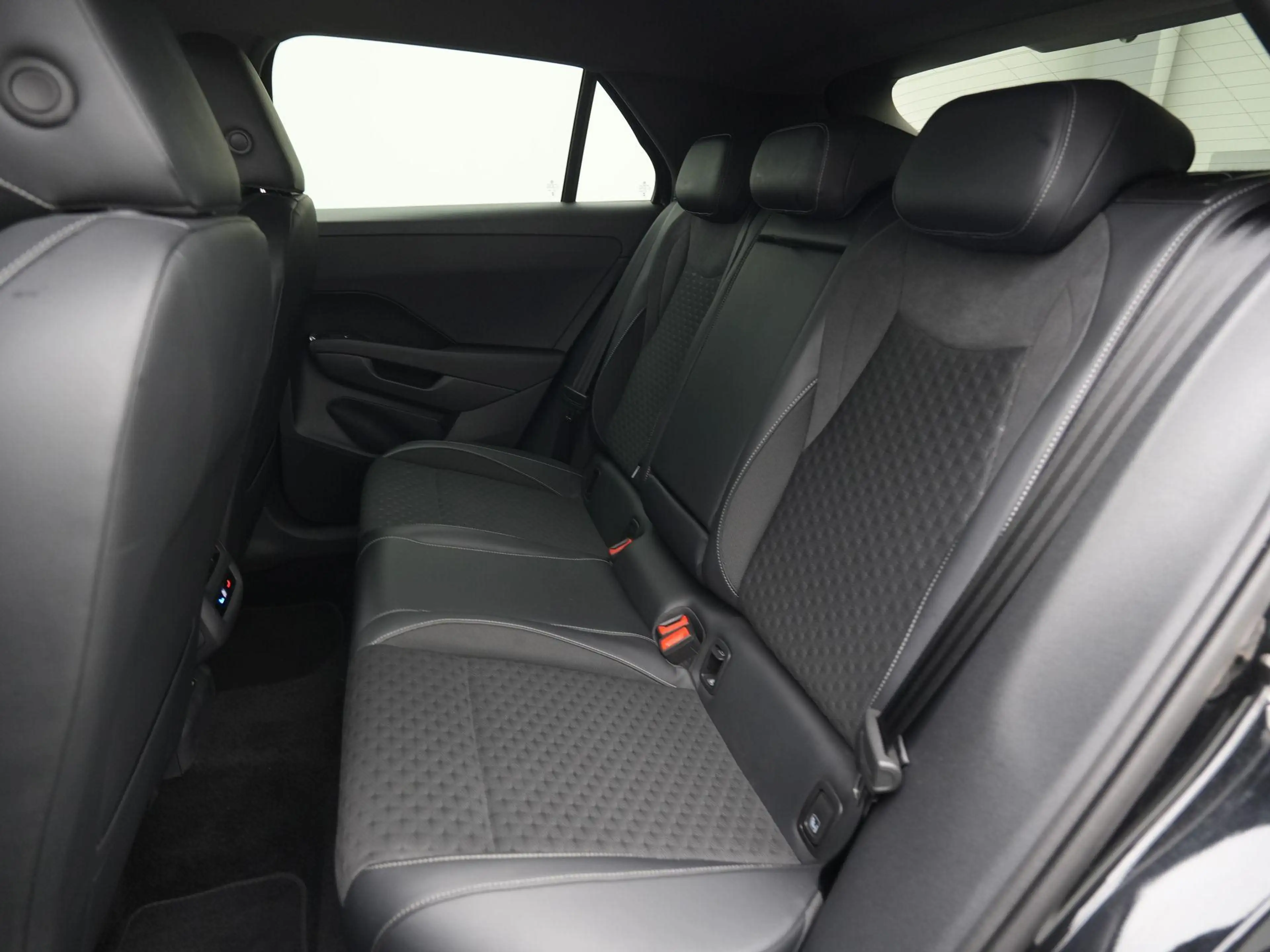 Volkswagen T-Roc 1.5 eTsi 150pk R-Line First Edition | Adaptive Cru — photo 9
