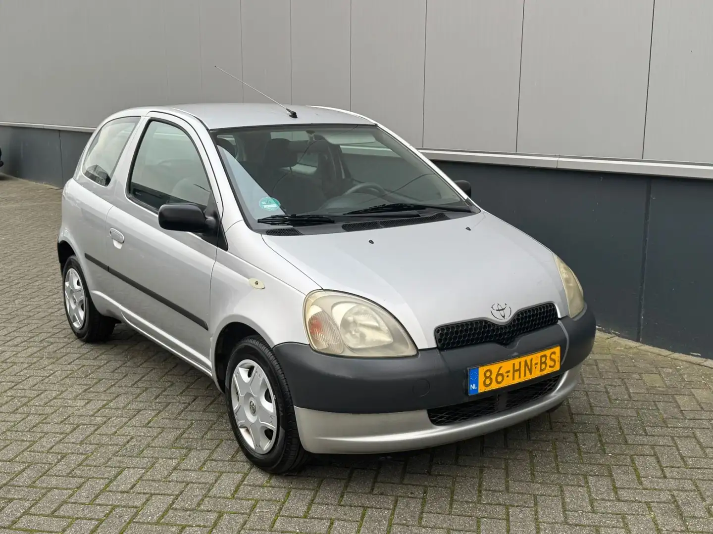 Toyota Yaris 1.0-16V VVT-i Terra Nieuwe apk Grau - 2