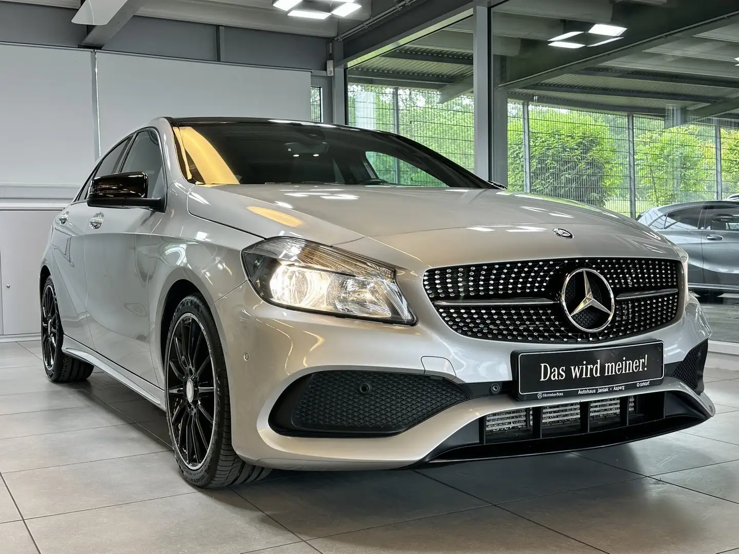 Mercedes-Benz A 180 AMG-Line NAVI+PANORAMA+NIGHT-PAKET+PDC+18" Argent - 2