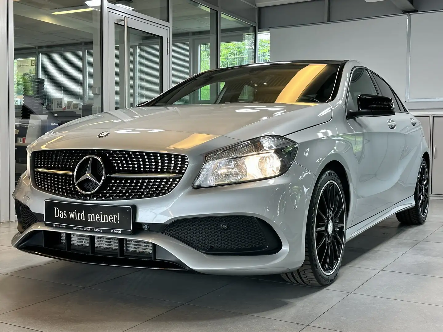 Mercedes-Benz A 180 AMG-Line NAVI+PANORAMA+NIGHT-PAKET+PDC+18" Argent - 1