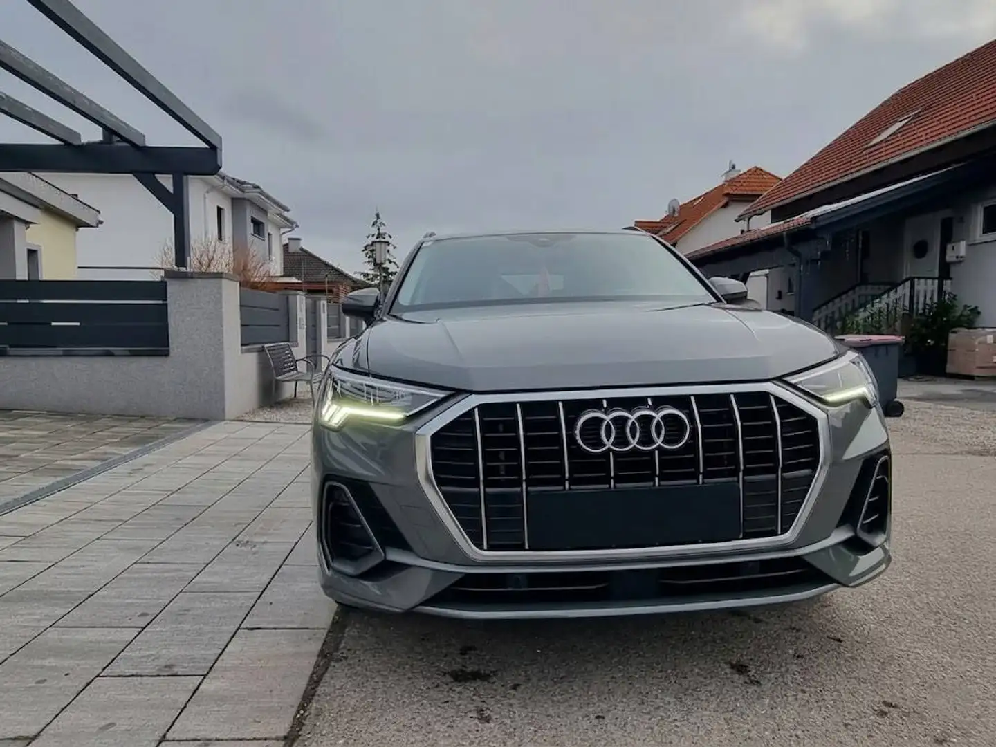 Audi Q3 35 TFSI S-tronic S-line Grau - 1
