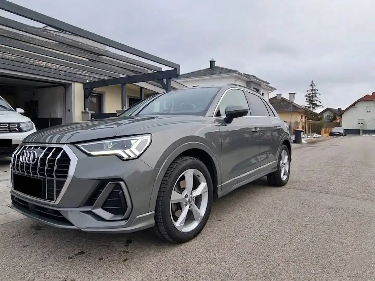 Audi Q3 35 TFSI S-tronic S-line Grau - 2