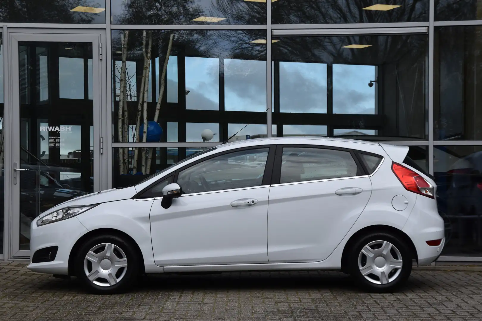 Ford Fiesta 1.5 TDCi Titanium Lease Airco Start-Stop Pdc Led N Wit - 2