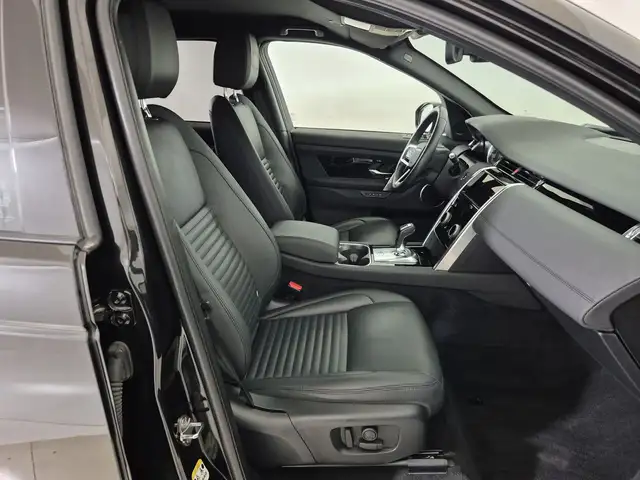 Land Rover Discovery Sport view 3