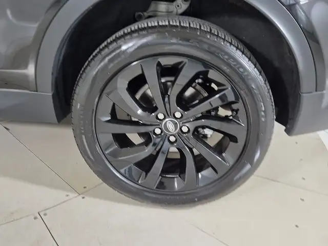 Land Rover Discovery Sport view 9