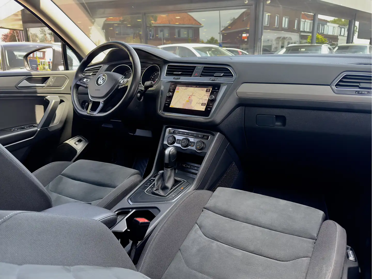 Volkswagen Tiguan Allspace 1.5 TSI AUT7 COMFORTLINE 7PRS PANODAK NAVI AIRCO A Gris - 2