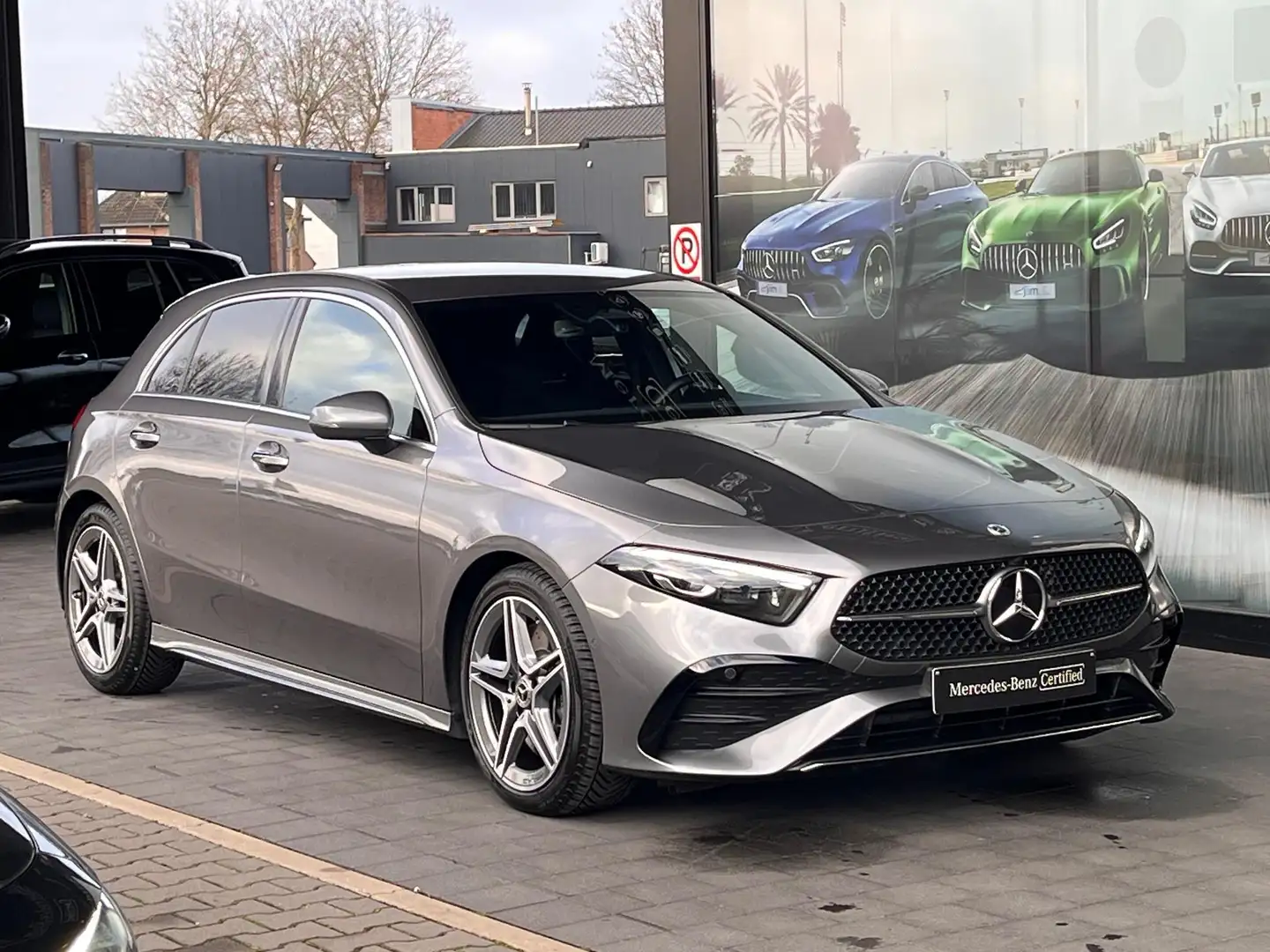 Mercedes-Benz A 250 4MATIC AMG Line Grijs - 2
