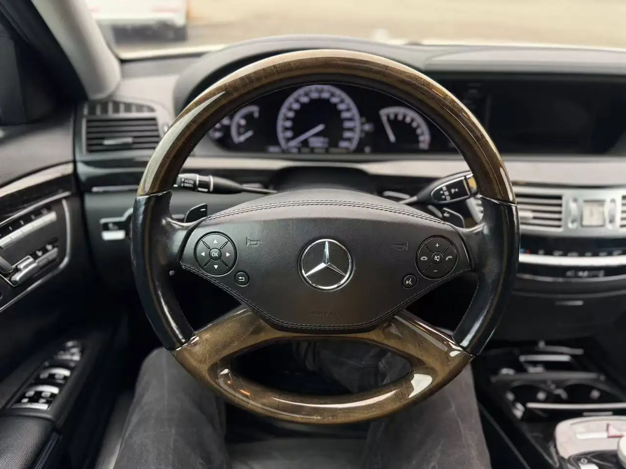 Mercedes-Benz S-Class снимка Mercedes-Benz S-Class