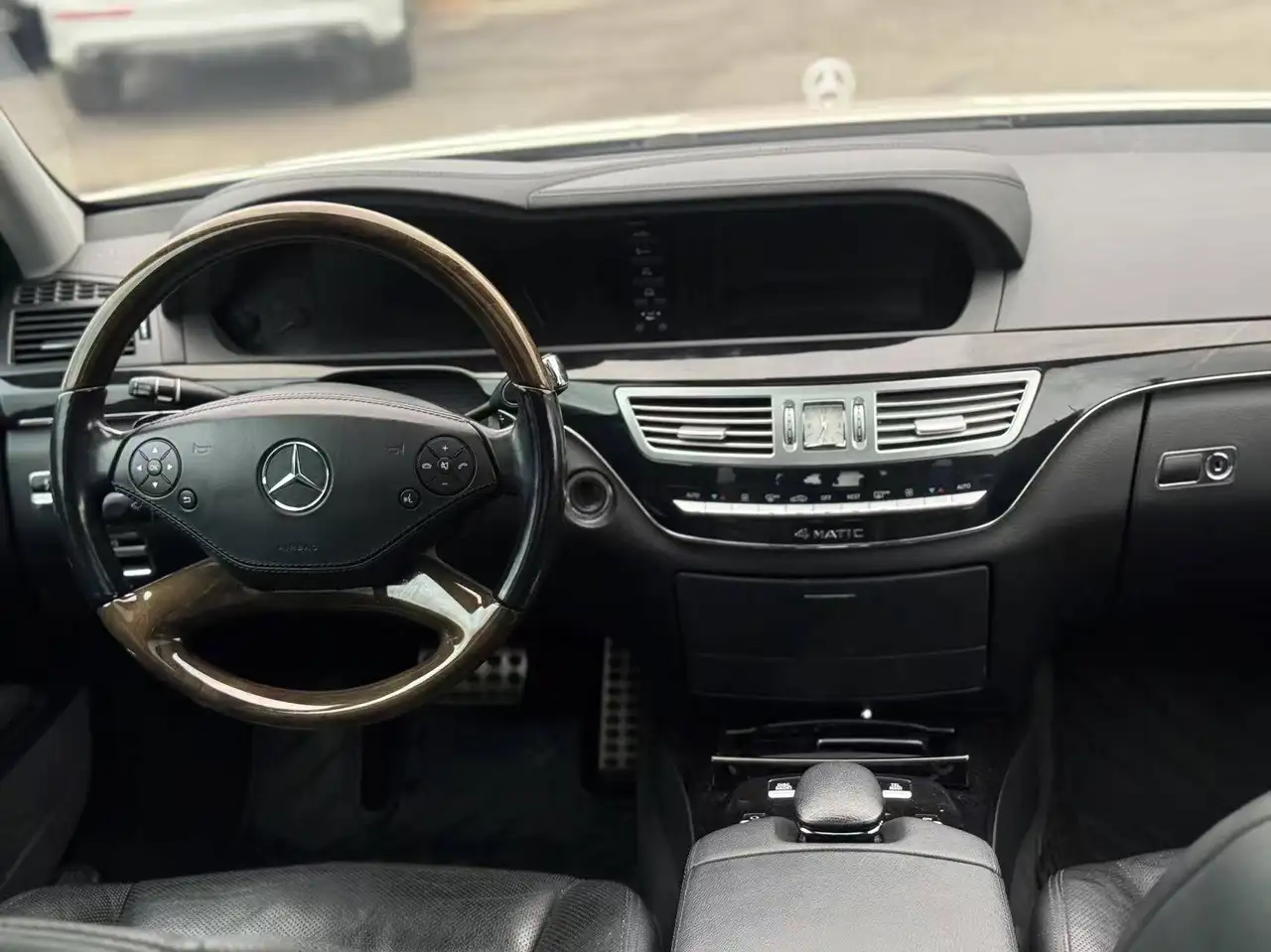 Mercedes-Benz S-Class снимка Mercedes-Benz S-Class