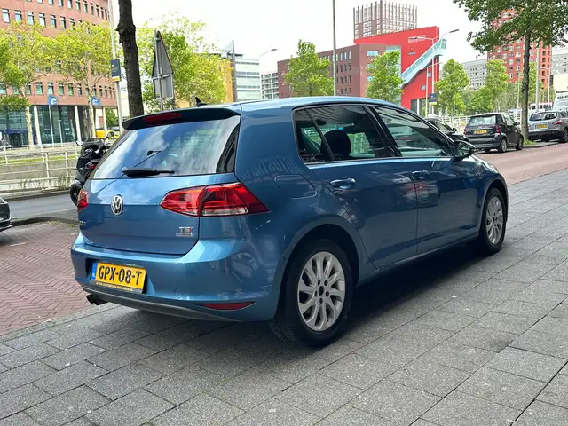 Volkswagen Golf view 3