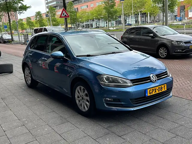 Volkswagen Golf view 4