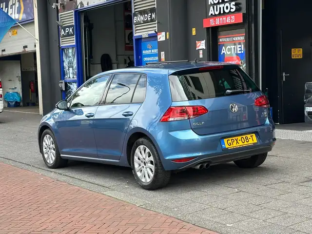 Volkswagen Golf view 2