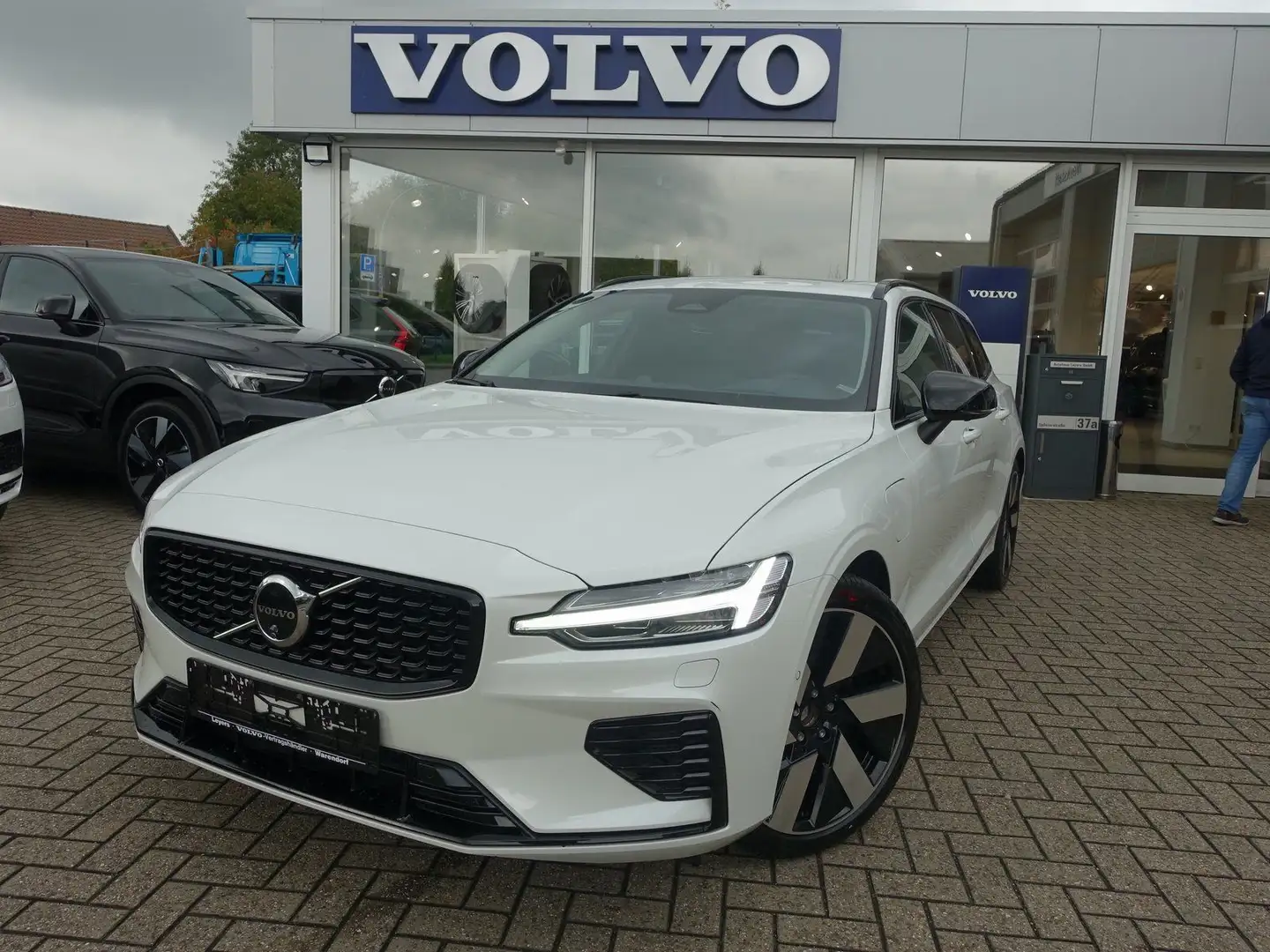 Volvo V60 Ultra, T6 AWD Plug-in Hybrid/360°/BLIS/B&W Weiß - 1