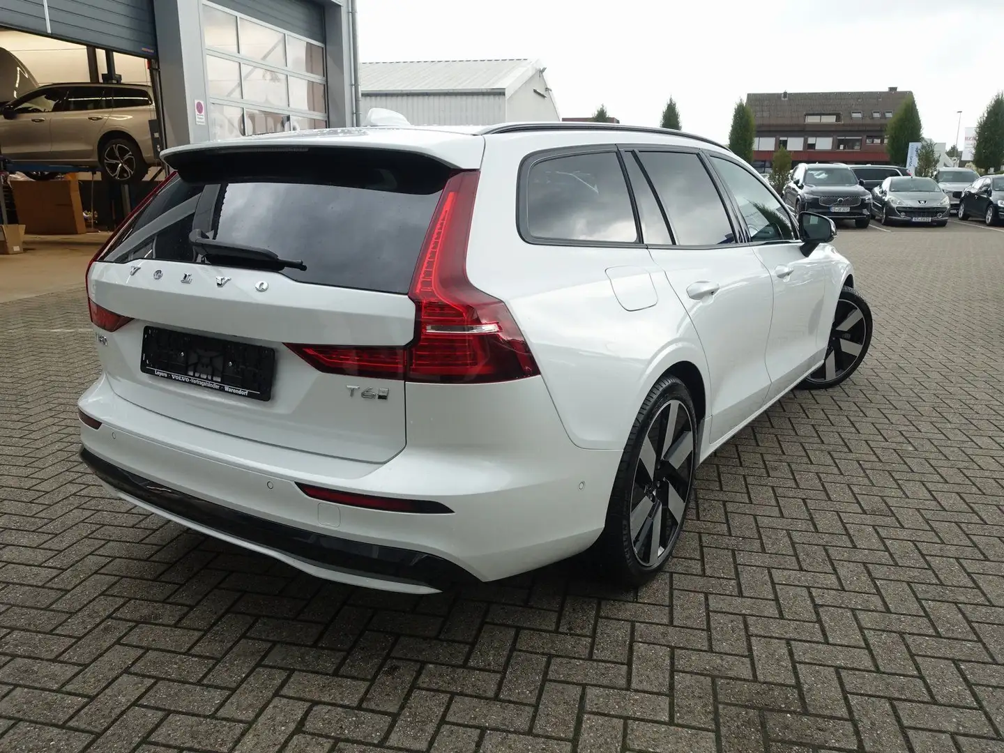 Volvo V60 Ultra, T6 AWD Plug-in Hybrid/360°/BLIS/B&W Weiß - 2