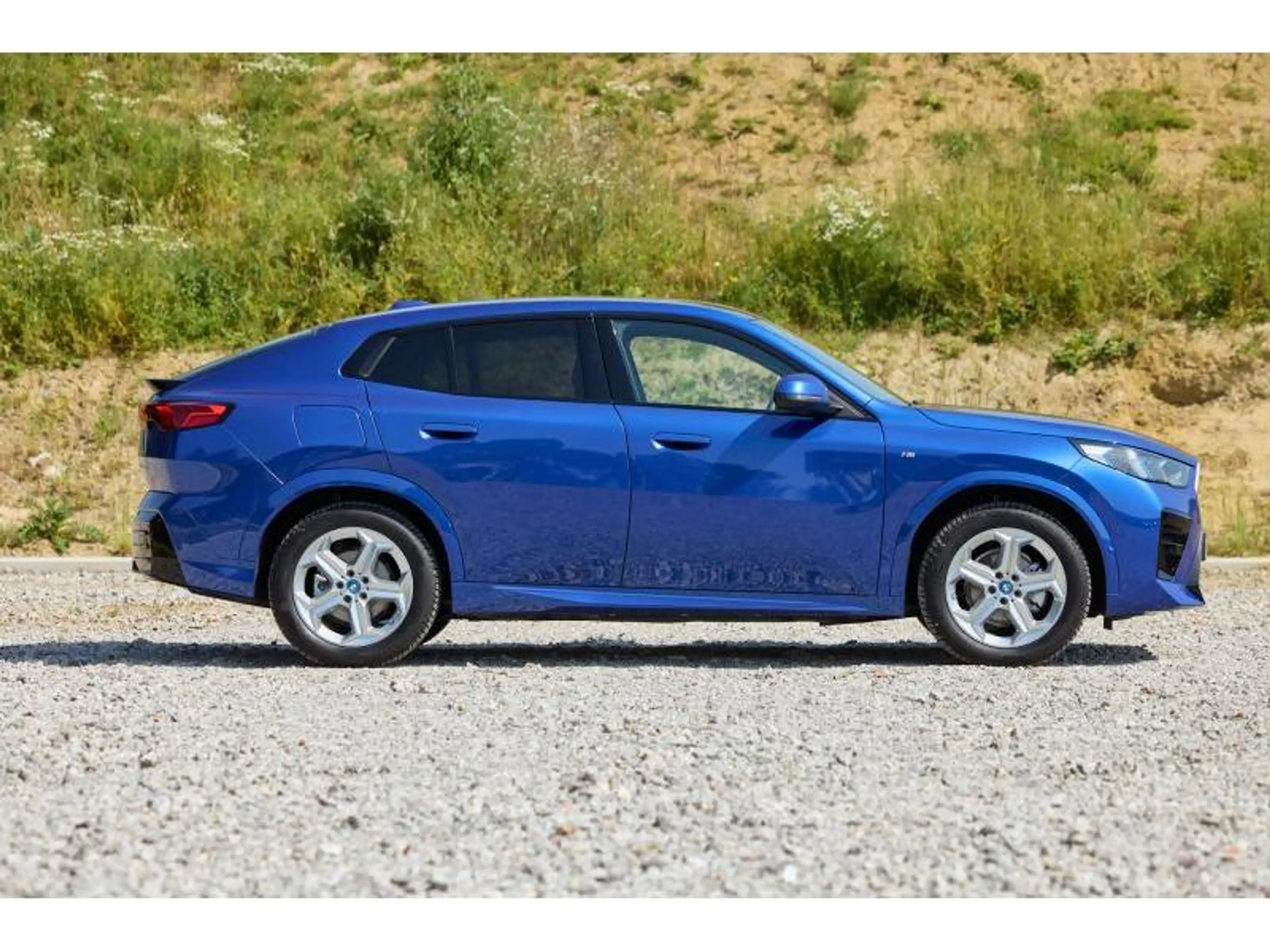 BMW iX2 iX2 eDrive20 — photo 3