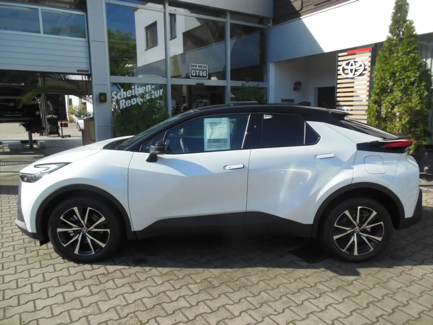 Toyota C-HR 2.0 Plug-in-Hybrid Black&White Weiß - 2