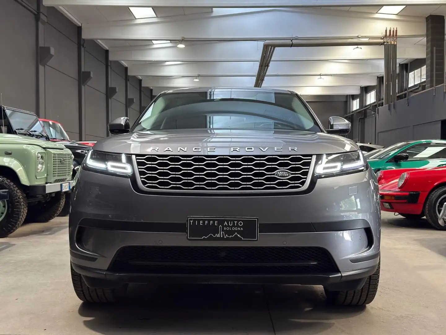 Land Rover Range Rover Velar 2.0D I4 240 CV Grigio - 2