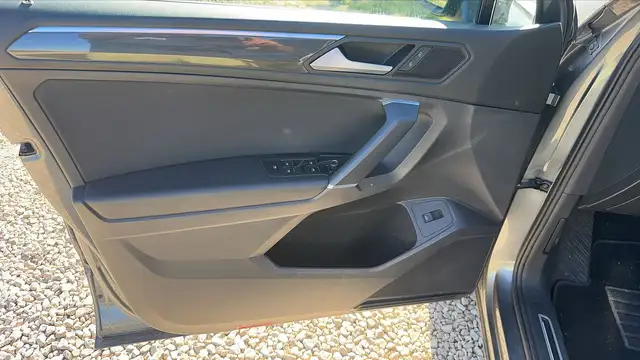 Volkswagen Tiguan Allspace view 7
