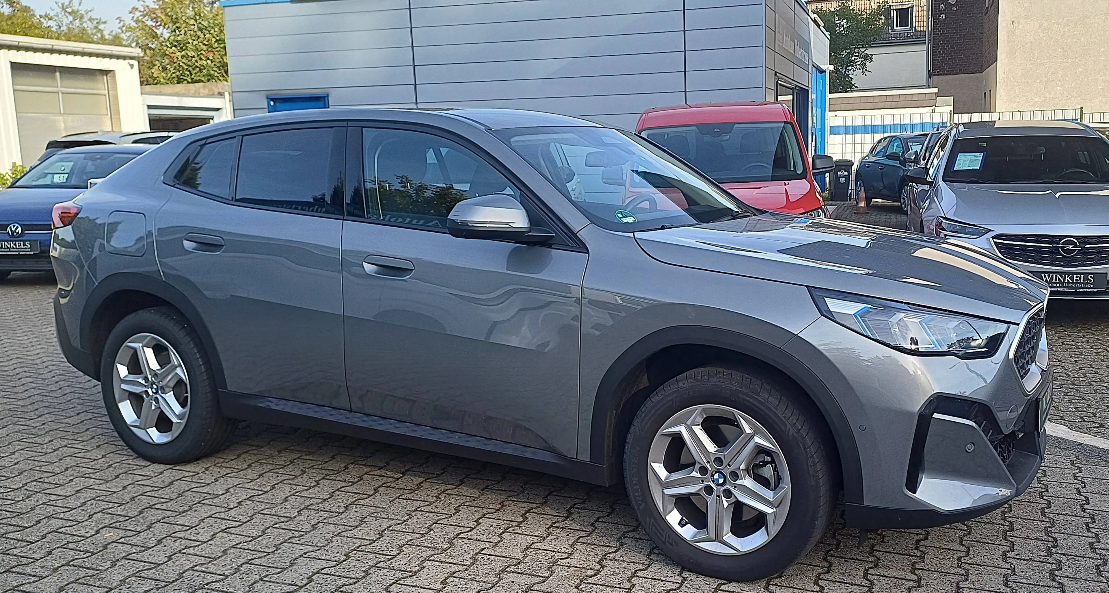 BMW X2 X2 sDrive20i Automatik-Klimaaut-Navi-360°-AHKschwenk-HeadUp-Memory-Sitzhzg-PDC-18Zoll-Massage — photo 3