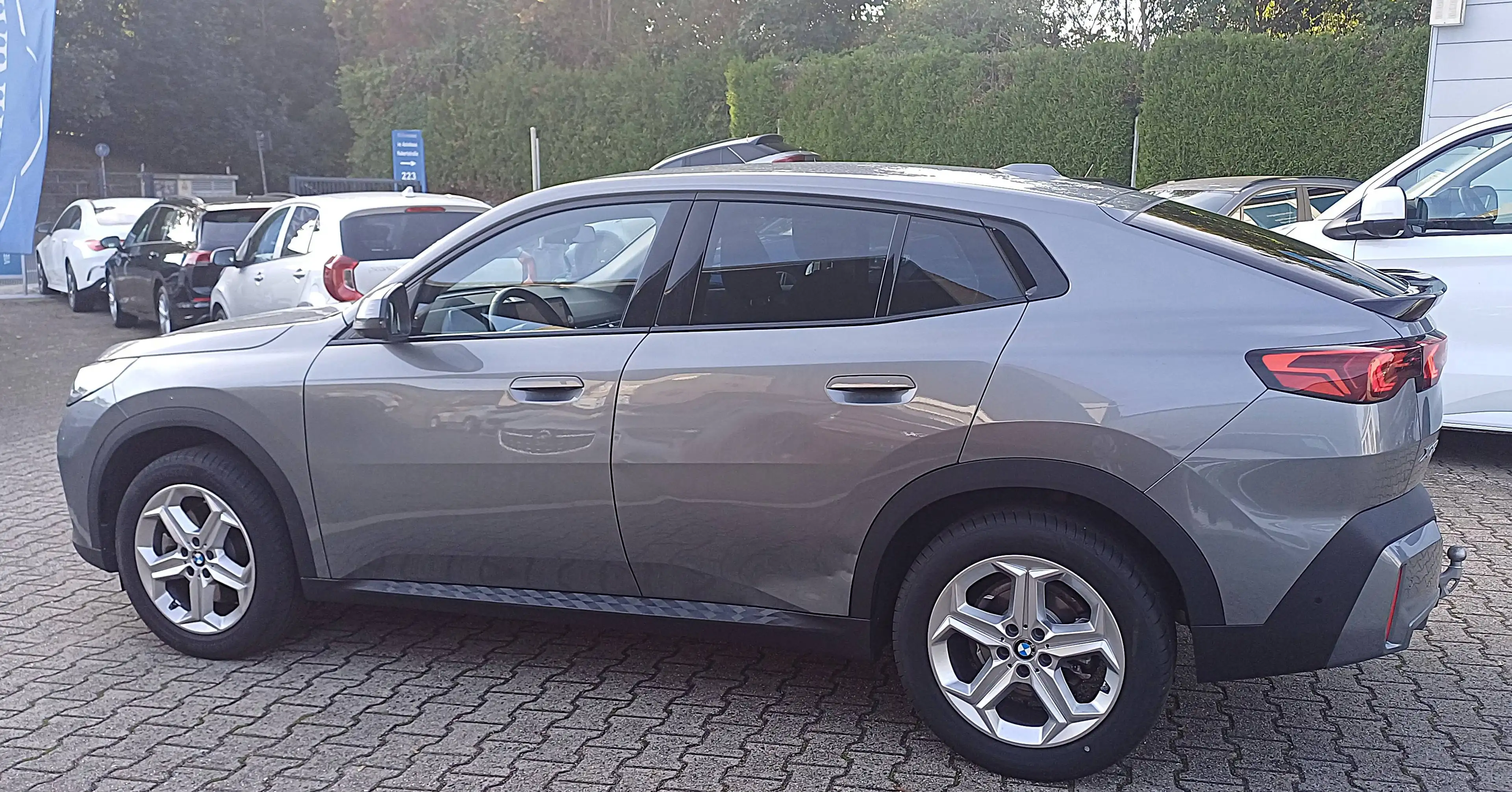 BMW X2 X2 sDrive20i Automatik-Klimaaut-Navi-360°-AHKschwenk-HeadUp-Memory-Sitzhzg-PDC-18Zoll-Massage — photo 6