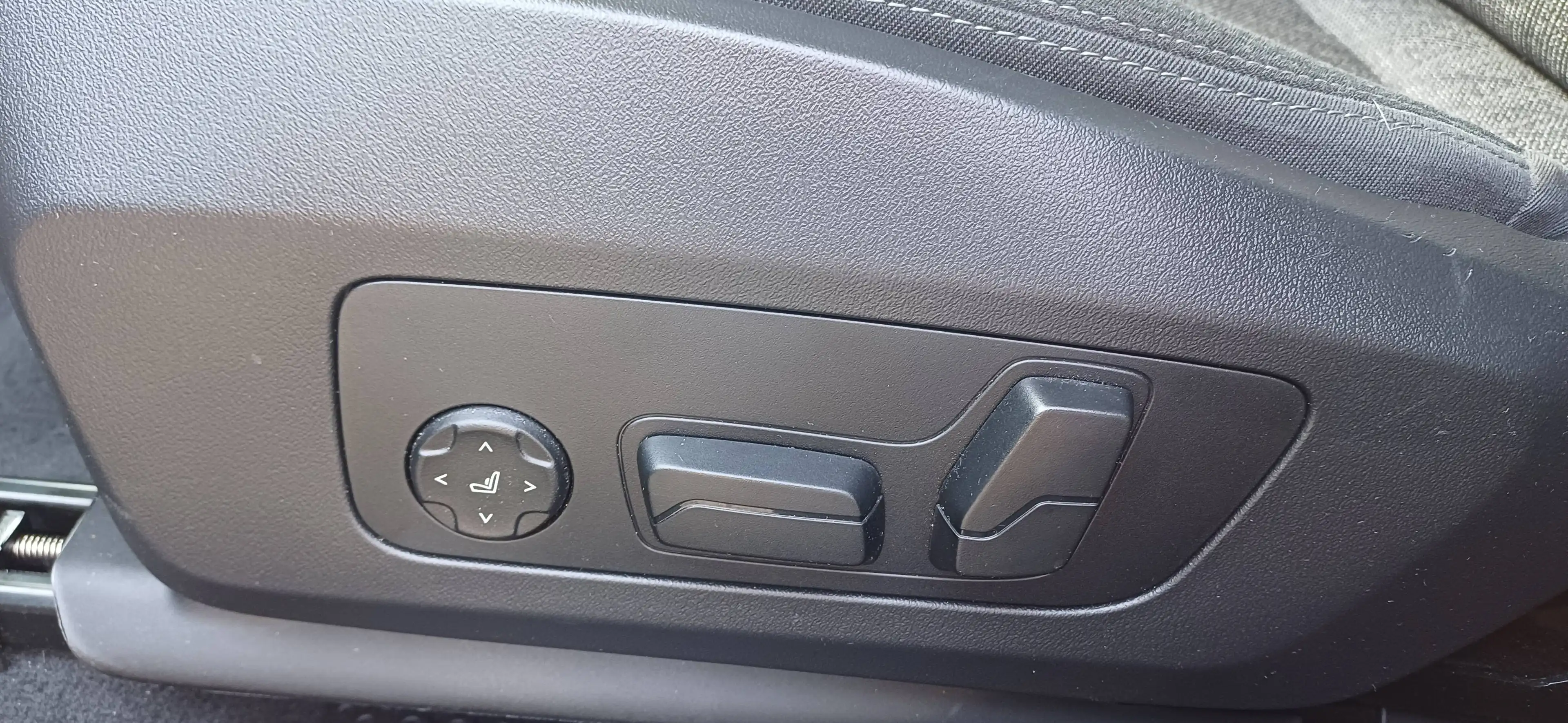 BMW X2 X2 sDrive20i Automatik-Klimaaut-Navi-360°-AHKschwenk-HeadUp-Memory-Sitzhzg-PDC-18Zoll-Massage — photo 15
