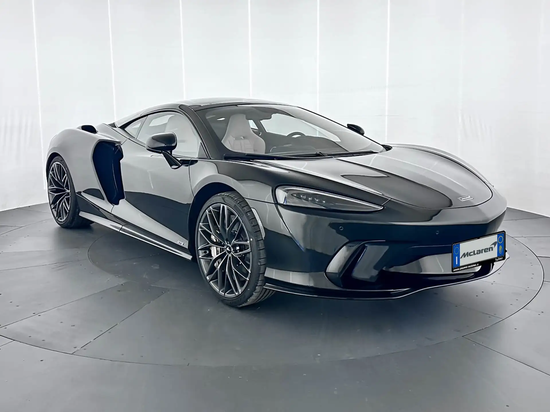 맥라렌 GTS 2026 실버 사진 1