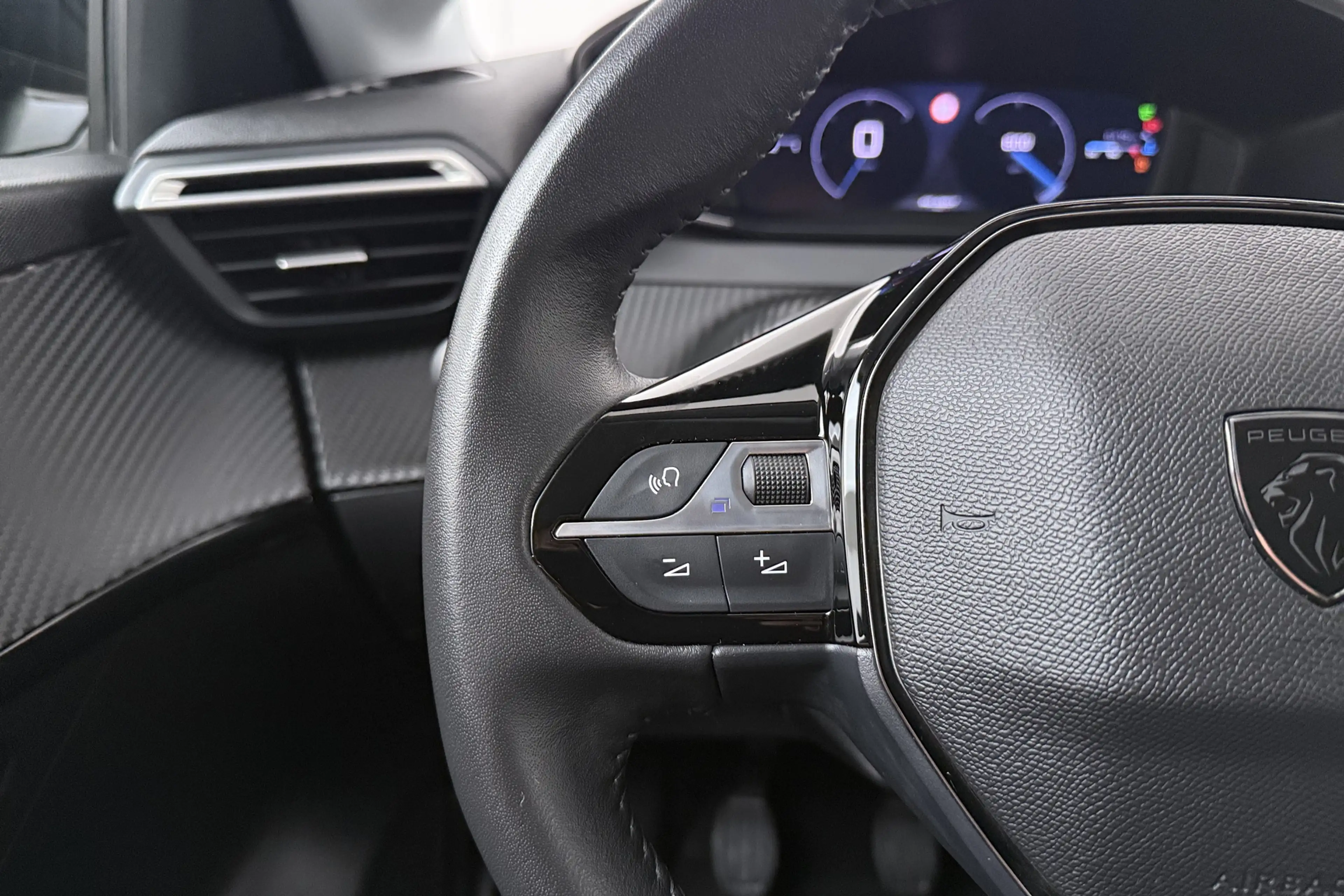 Peugeot 208 1.2T 101 PK Allure Half-Leder Carplay DAB Privacy — photo 17