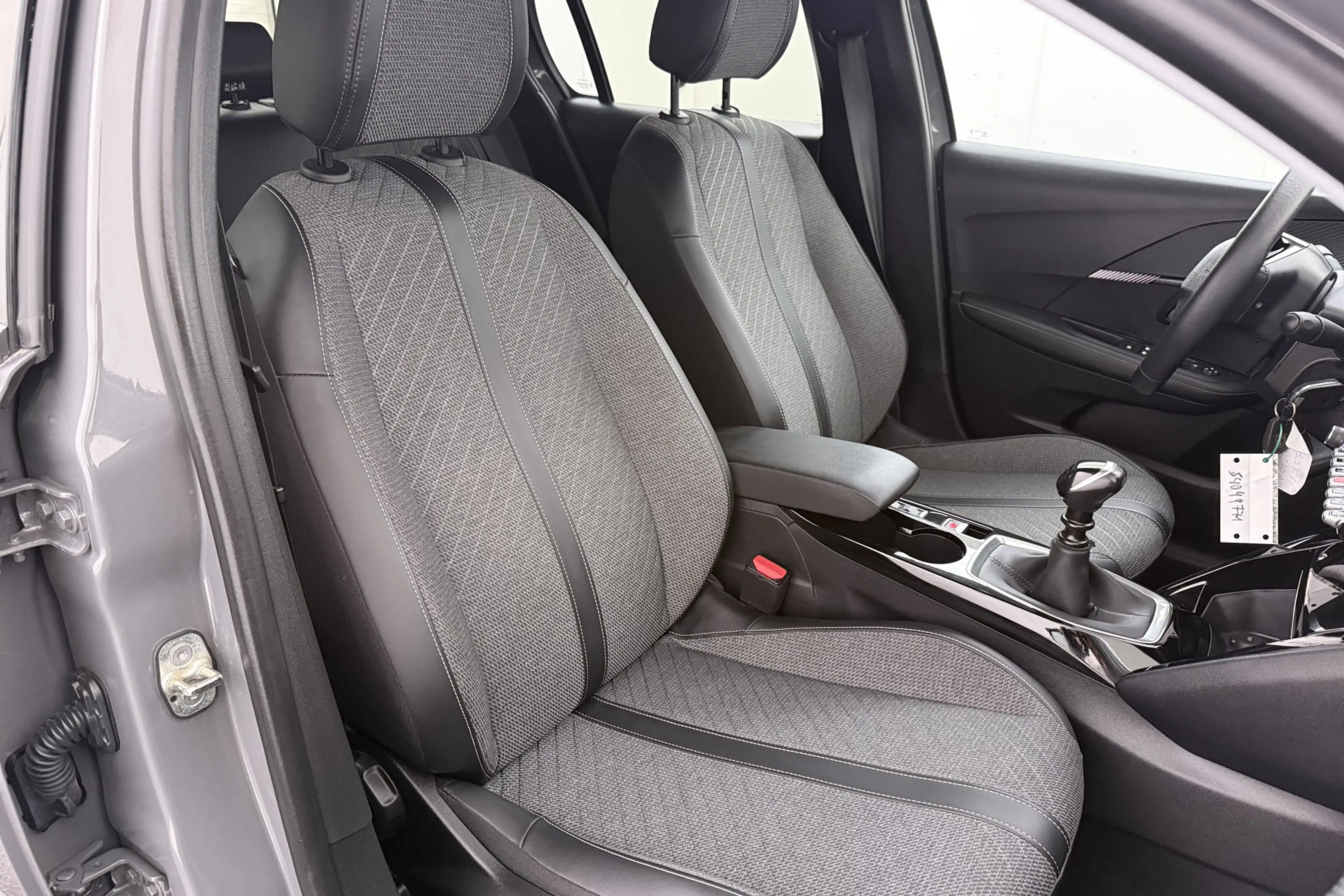 Peugeot 208 1.2T 101 PK Allure Half-Leder Carplay DAB Privacy — photo 14