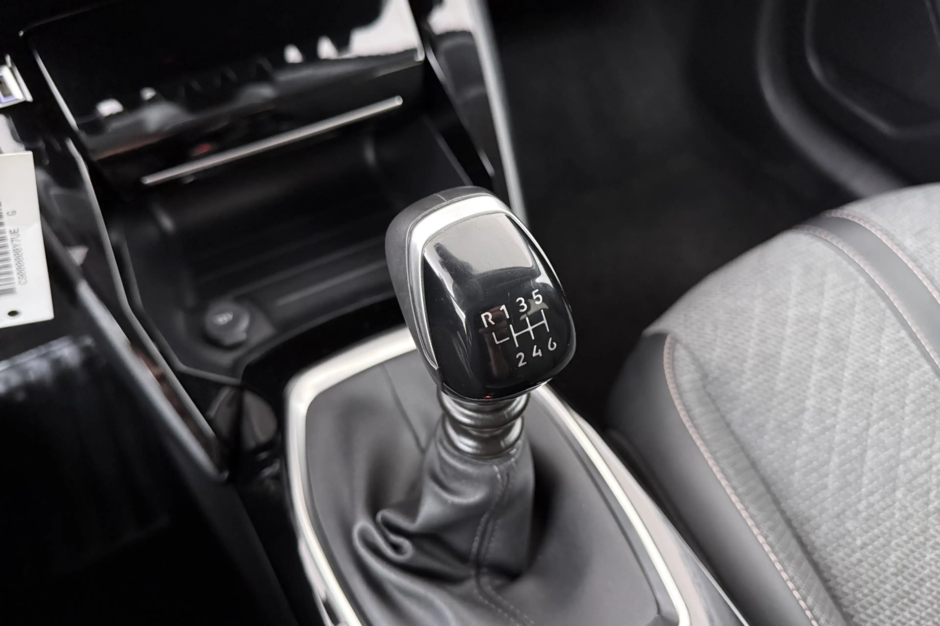 Peugeot 208 1.2T 101 PK Allure Half-Leder Carplay DAB Privacy — photo 26