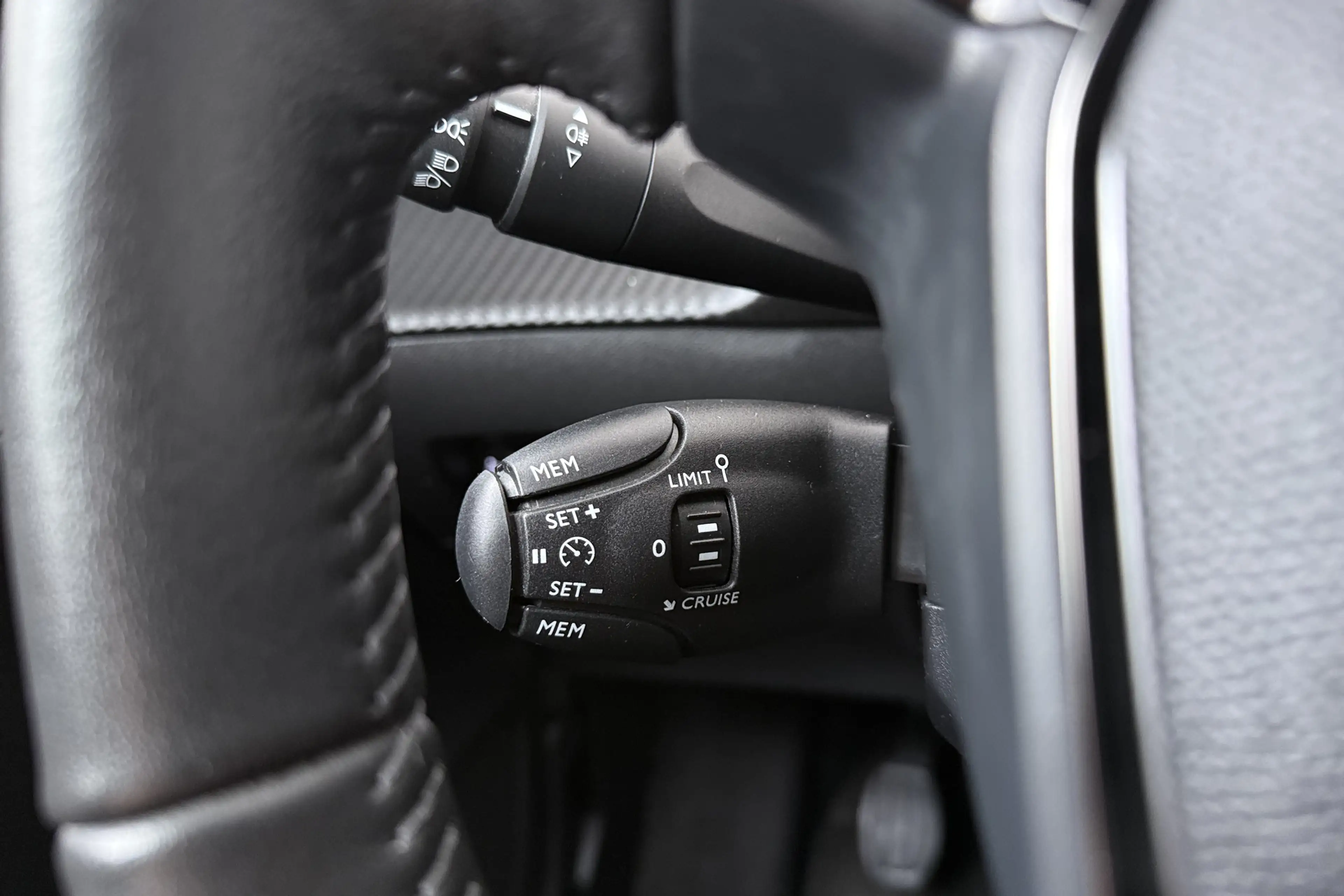 Peugeot 208 1.2T 101 PK Allure Half-Leder Carplay DAB Privacy — photo 19