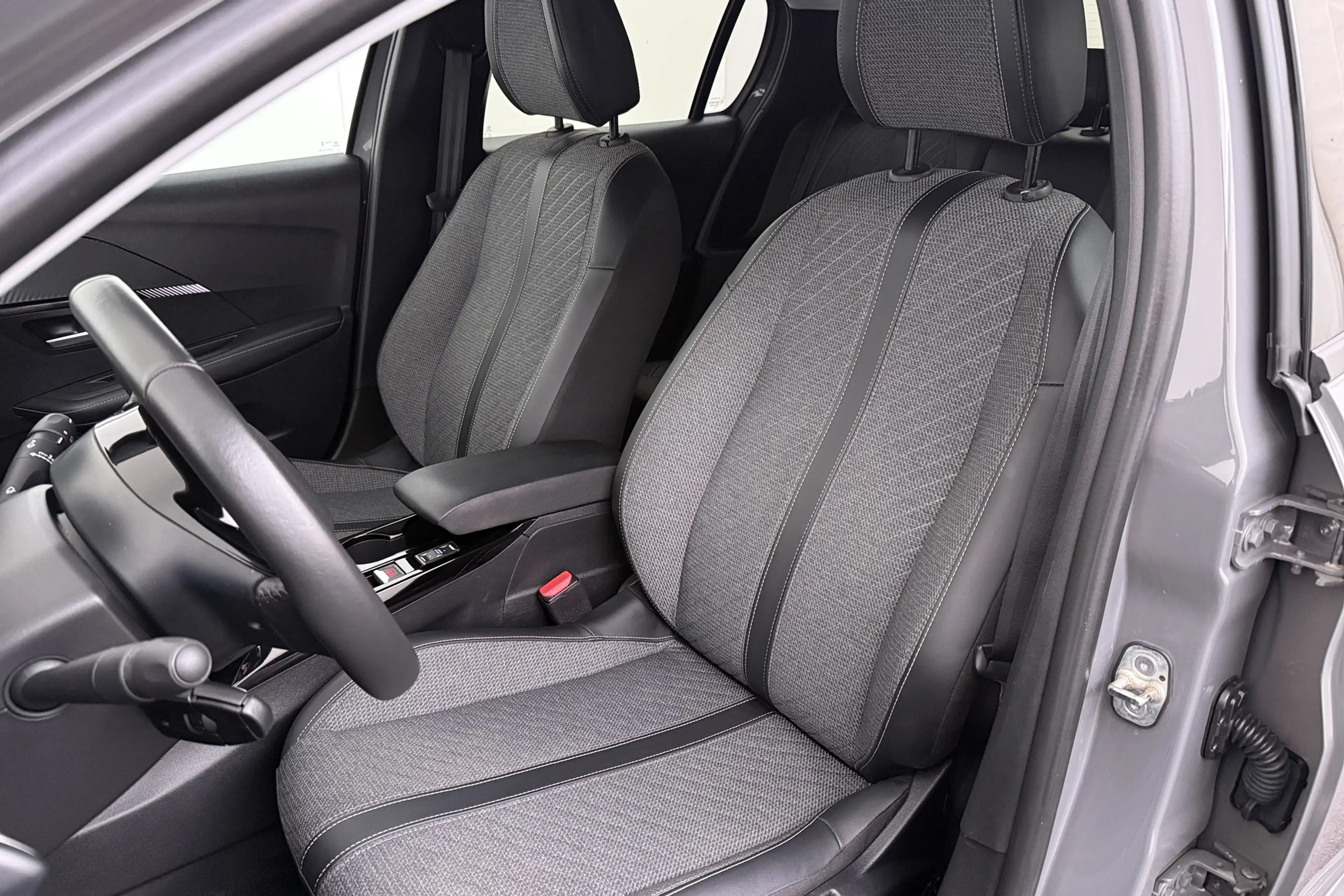 Peugeot 208 1.2T 101 PK Allure Half-Leder Carplay DAB Privacy — photo 9