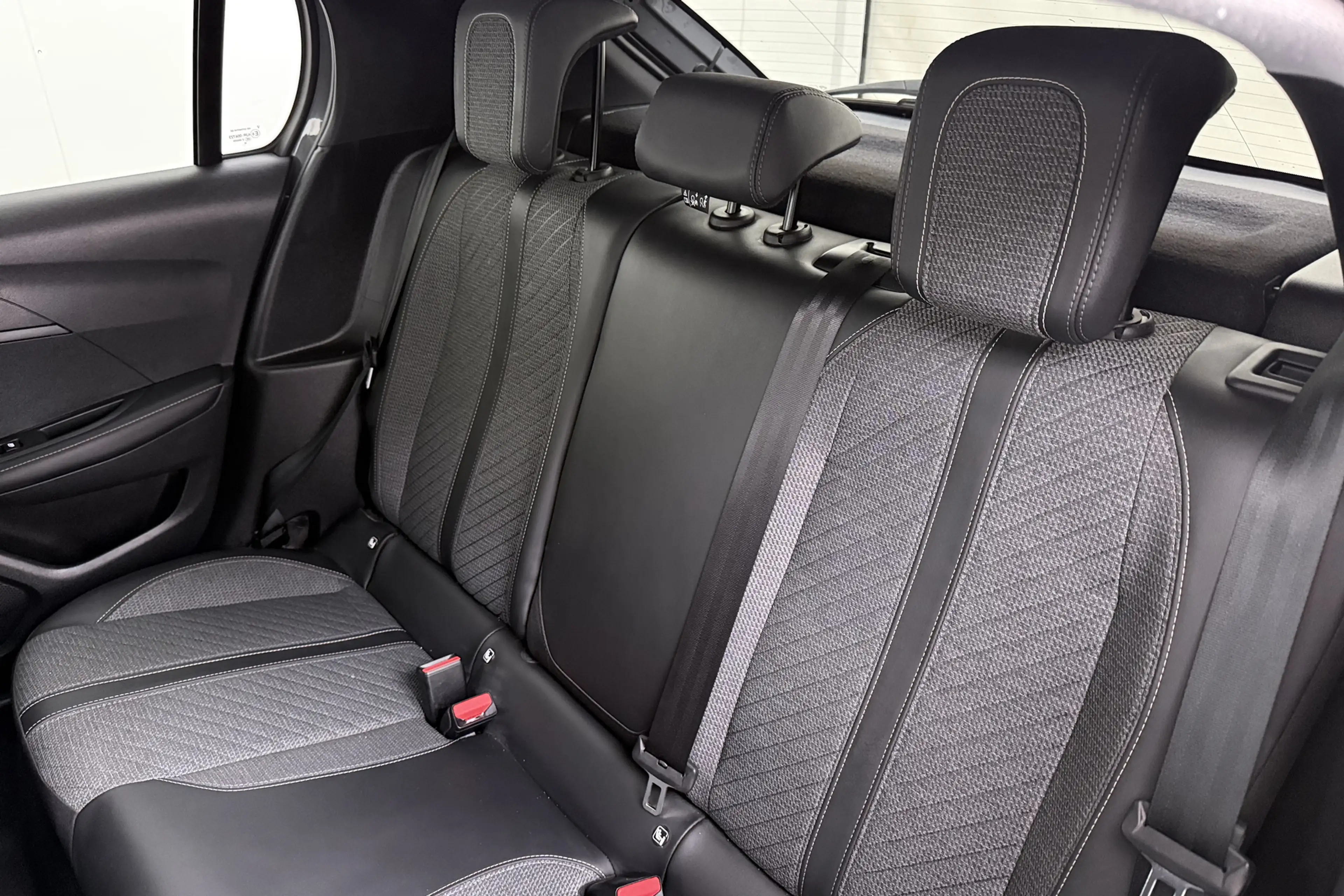 Peugeot 208 1.2T 101 PK Allure Half-Leder Carplay DAB Privacy — photo 11