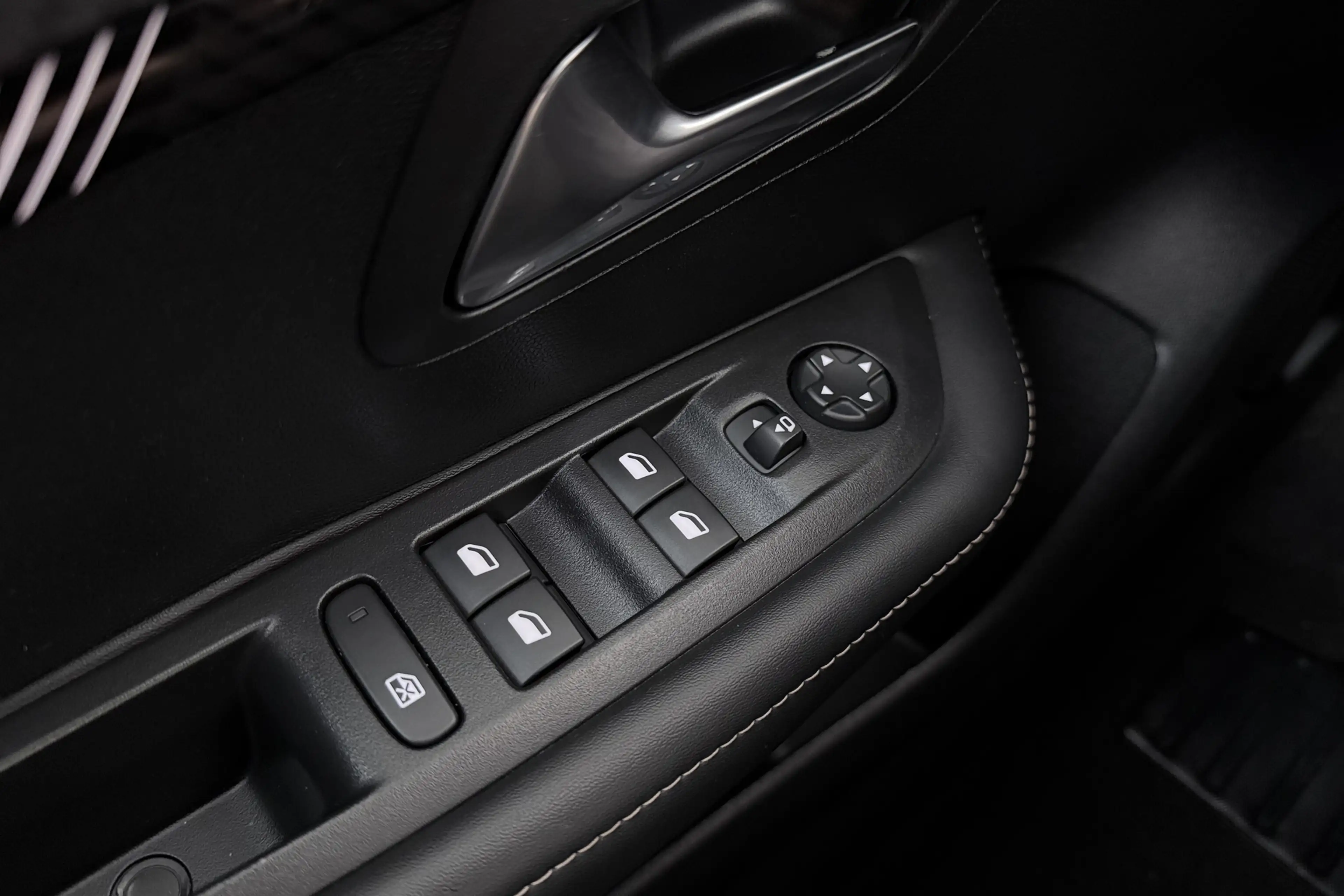 Peugeot 208 1.2T 101 PK Allure Half-Leder Carplay DAB Privacy — photo 16