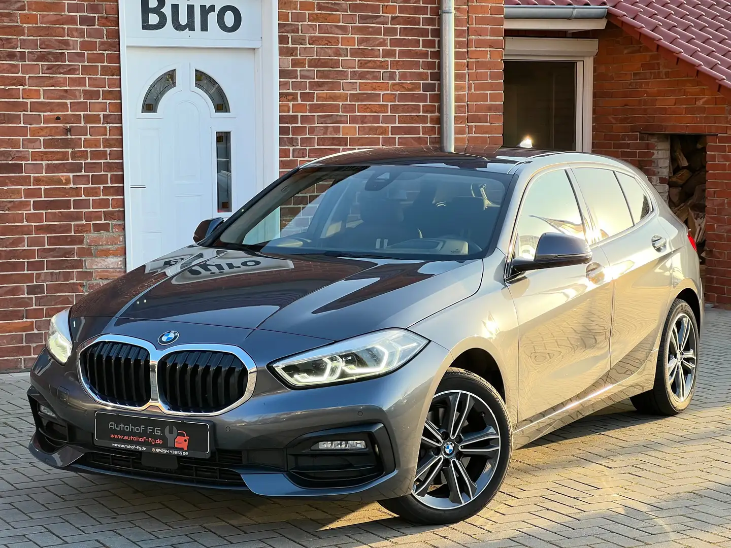 BMW 118 i Limousine Sport Line*CARPLAY/HEADUP/SHZ/PDC/VOLL Grau - 1
