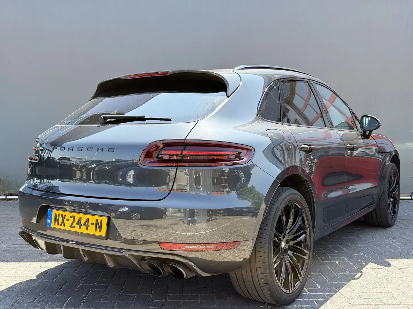 Porsche Macan BWJ 2016 3.6 Turbo 400 PK / AKRAPOVIC / CARBON PAK Grijs - 2